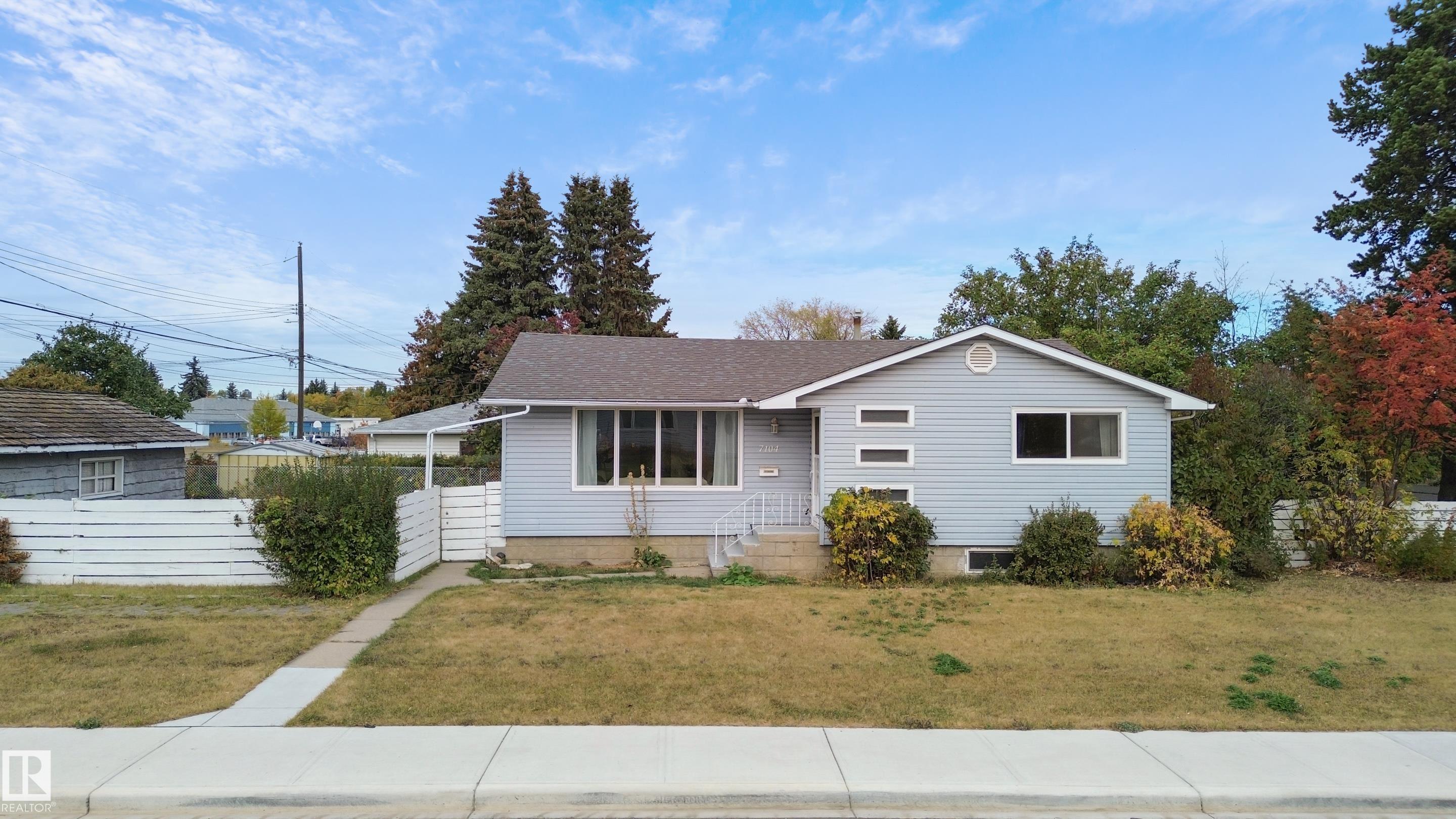 95 Av Nw Unit 7104 Ave, Edmonton, AB T6B 1B2