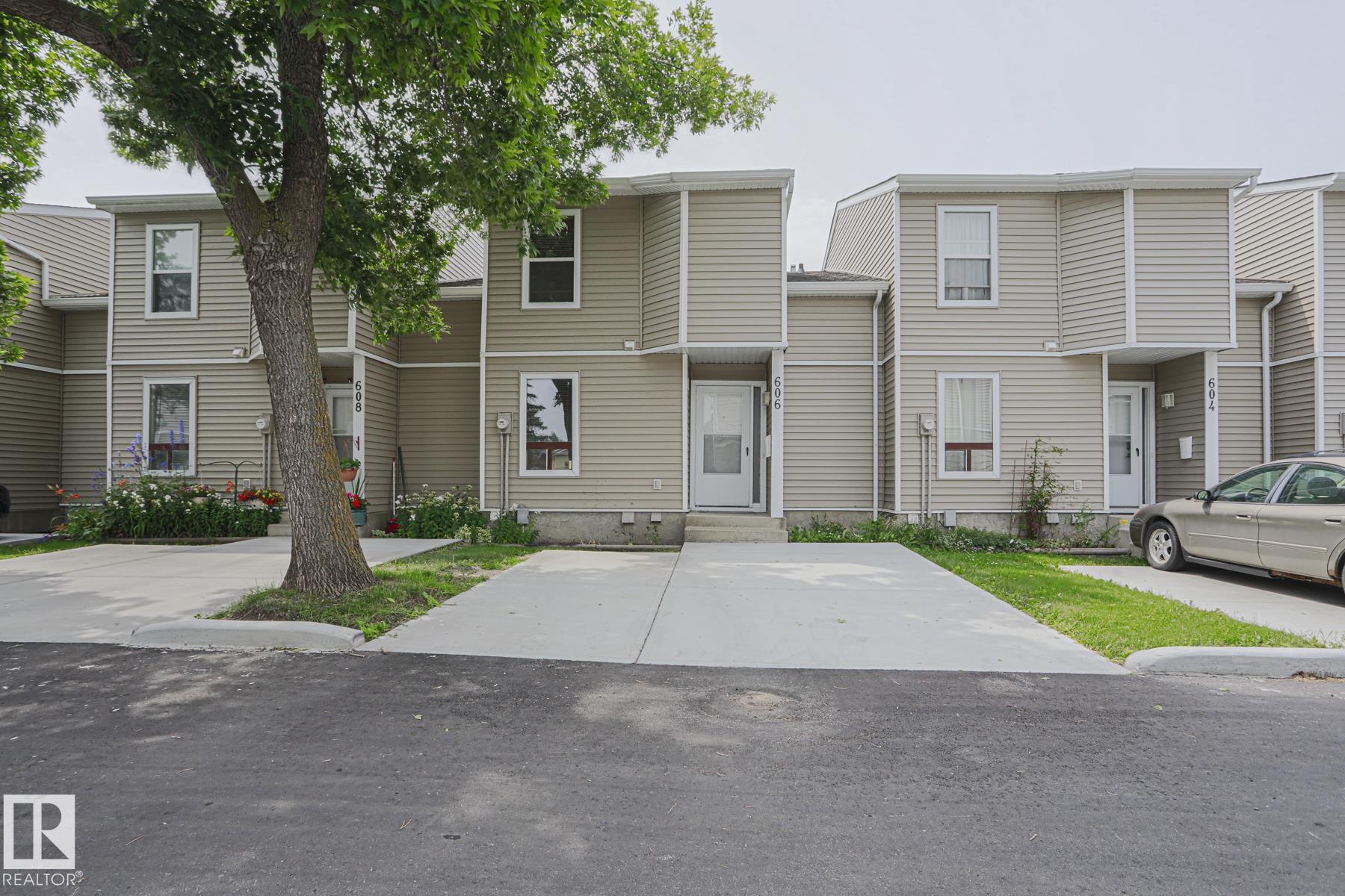 606 Saddleback Rd NW, Edmonton, AB T6J 4Z3
