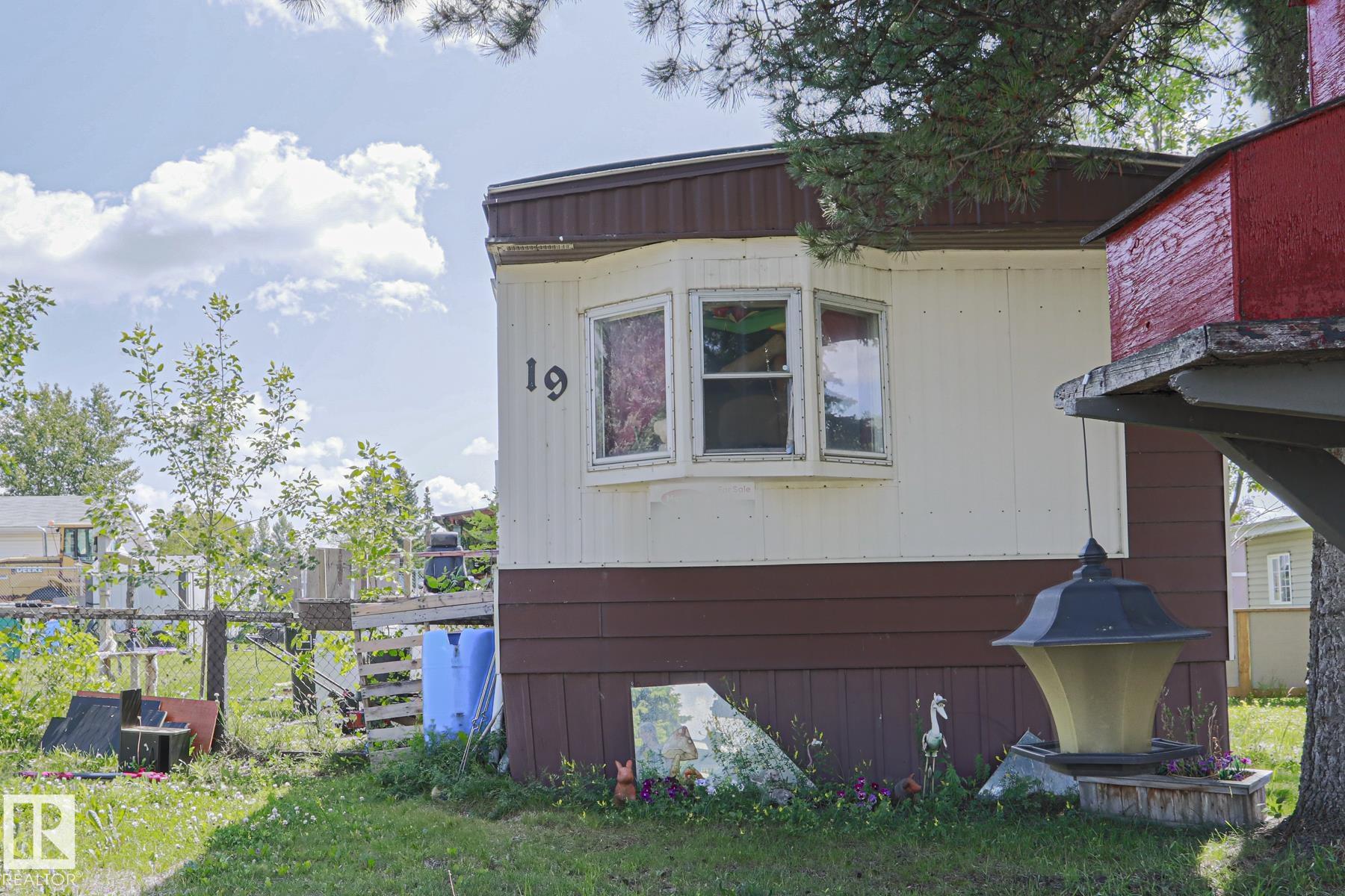 19 Ridgeway Dr NW, Edmonton, AB T6P 1G4