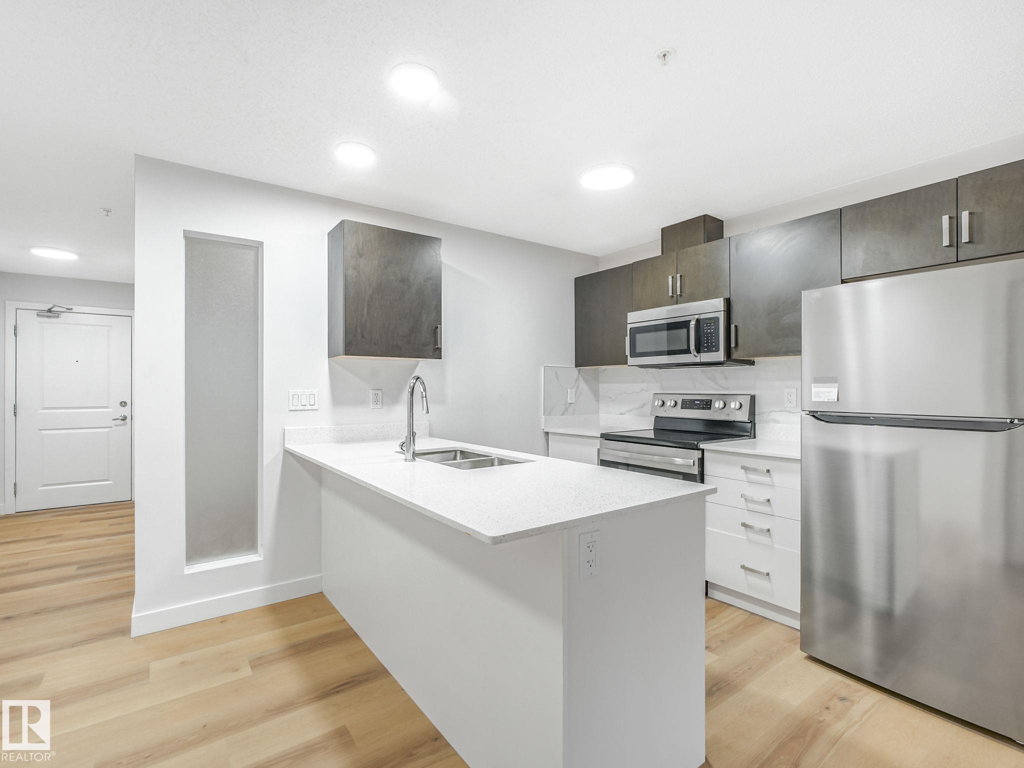 5515 7 Avenue Southwest #121, Edmonton, AB T6X 2A8