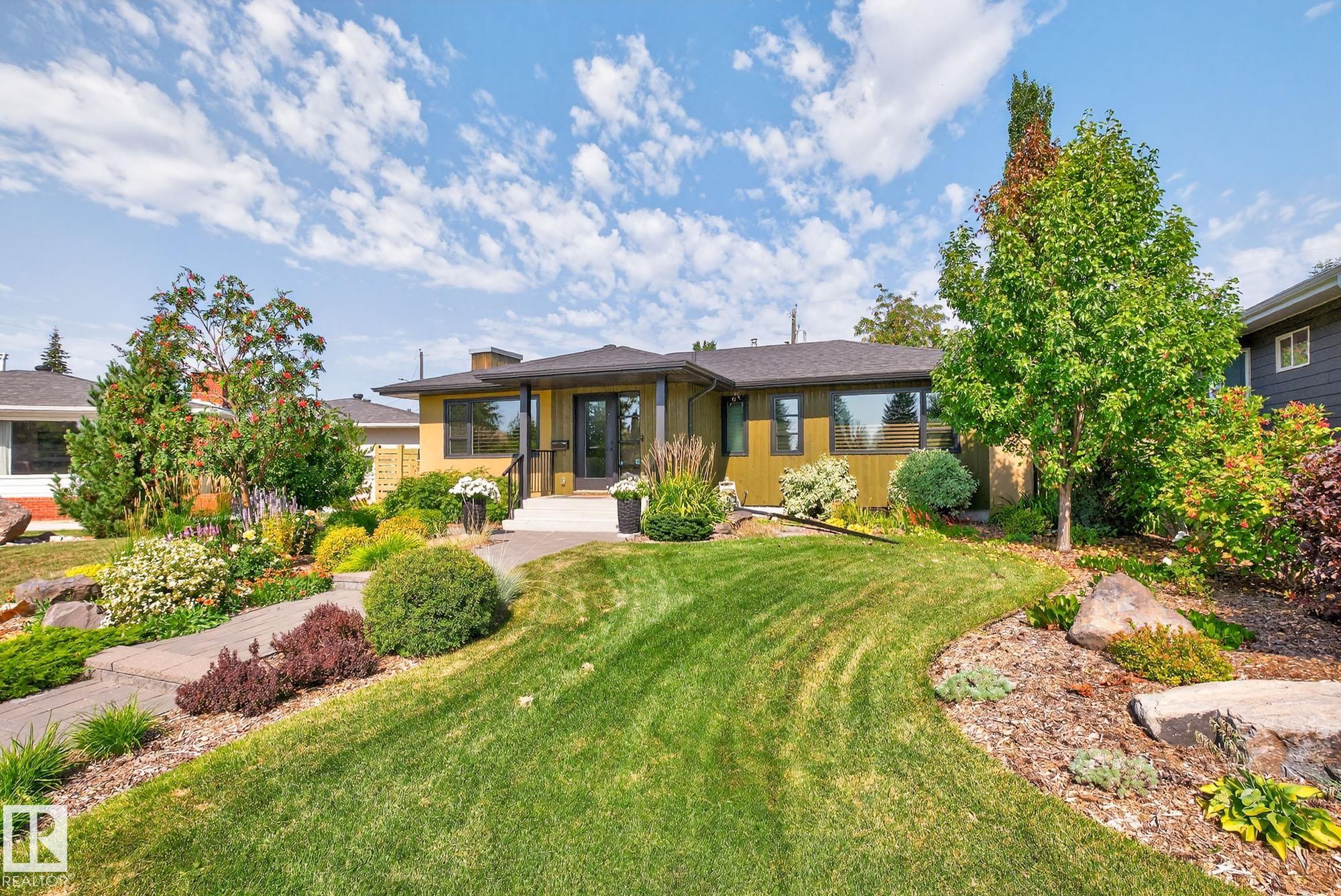 49 Av Nw Unit 11424 Ave, Edmonton, AB T6H 0G8