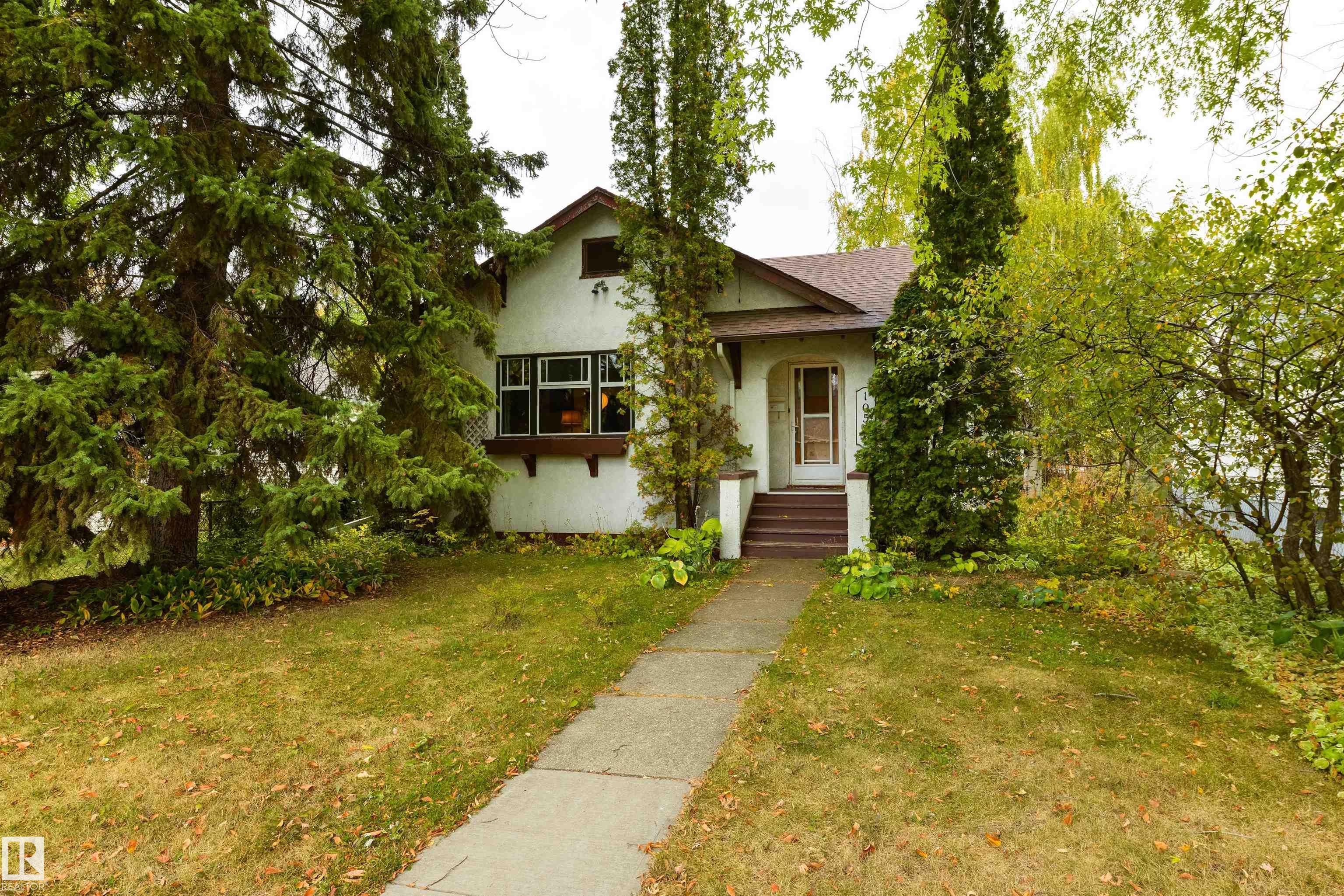 74 Av Nw Unit 10520 Ave, Edmonton, AB T6E 1G2