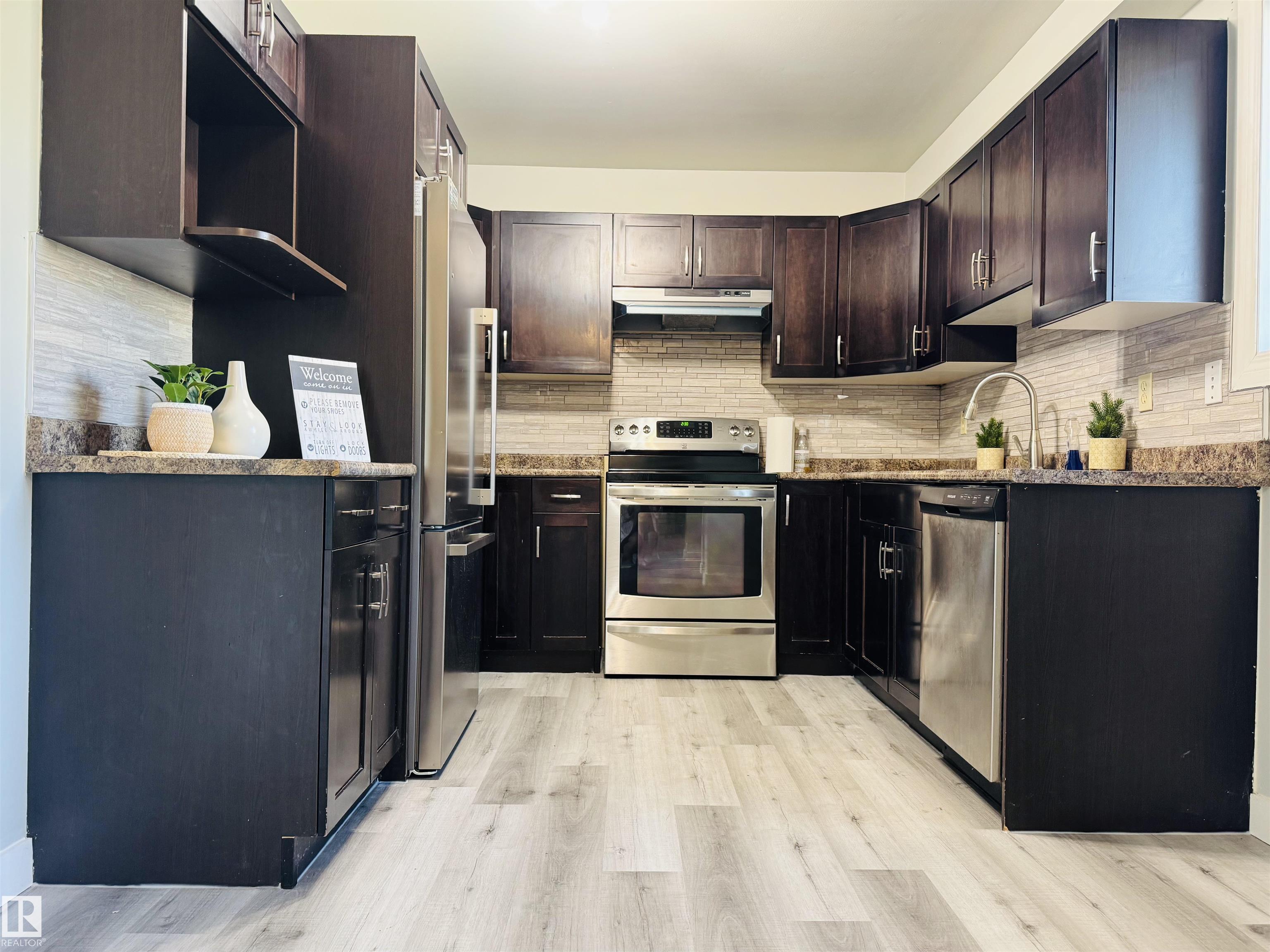 1691 Lakewood Rd S Rd NW, Edmonton, AB T6K 3B9