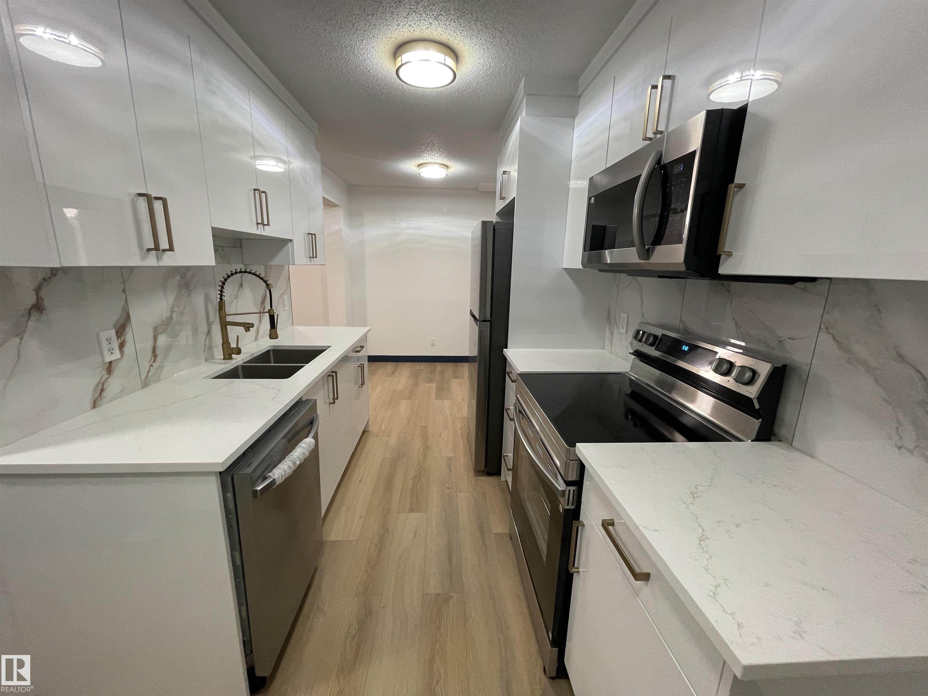 2 Twin Tc Ter NW #d, Edmonton, AB T6K 1V4