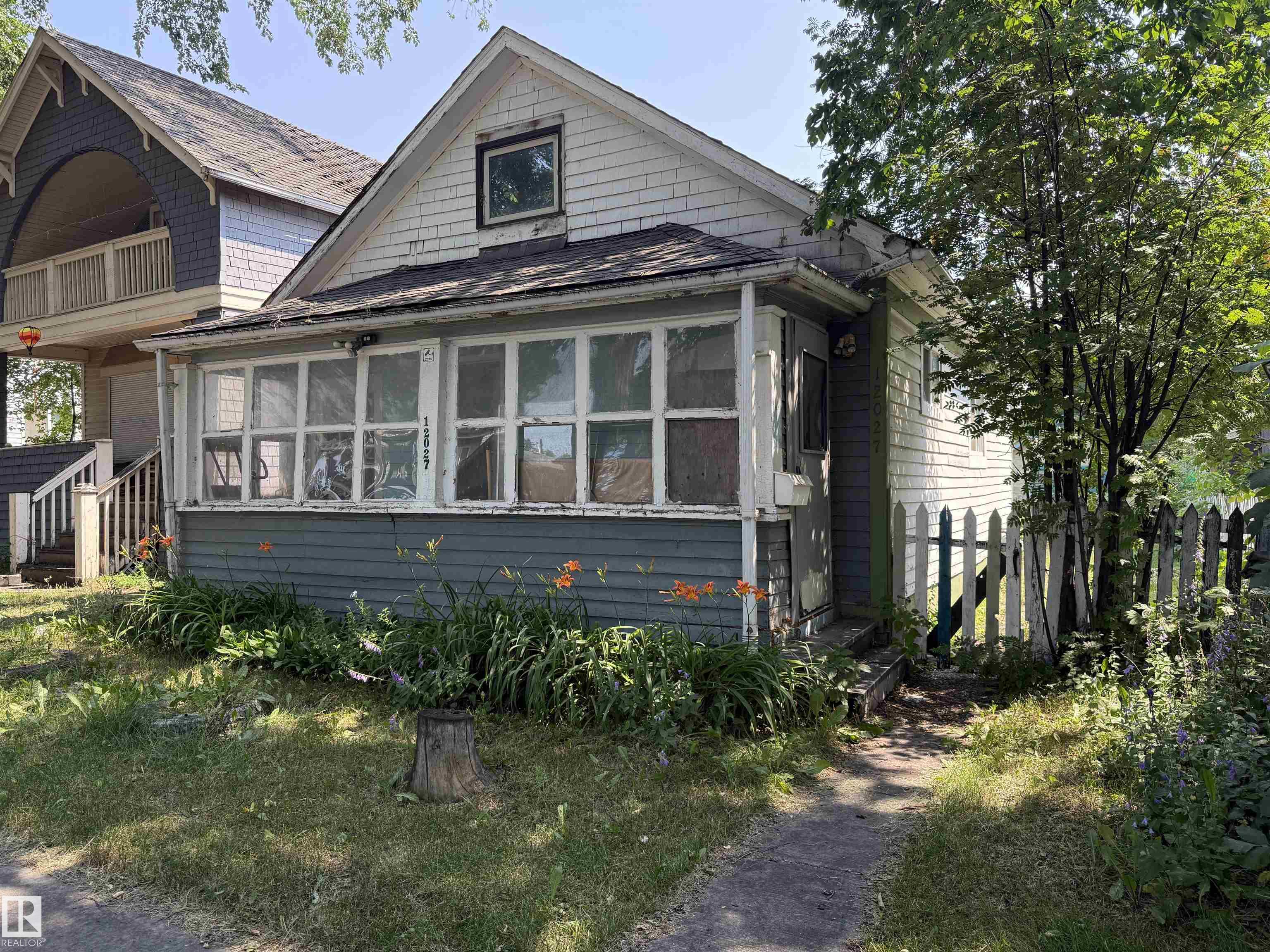 93 St Nw Unit 12027 St, Edmonton, AB T5G 1E7