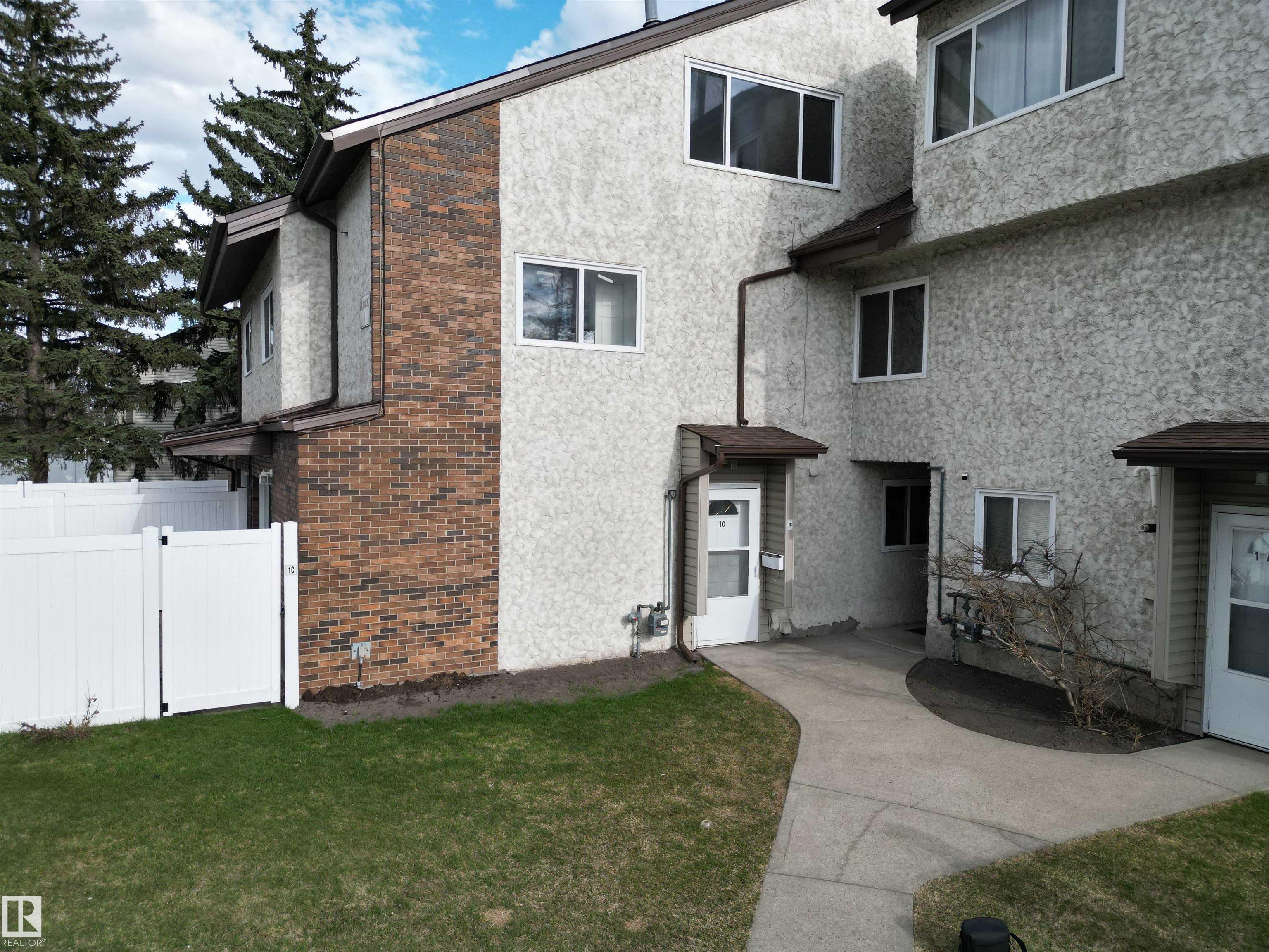 1 Meadowlark Vg Vlg NW #c, Edmonton, AB T5R 5X3