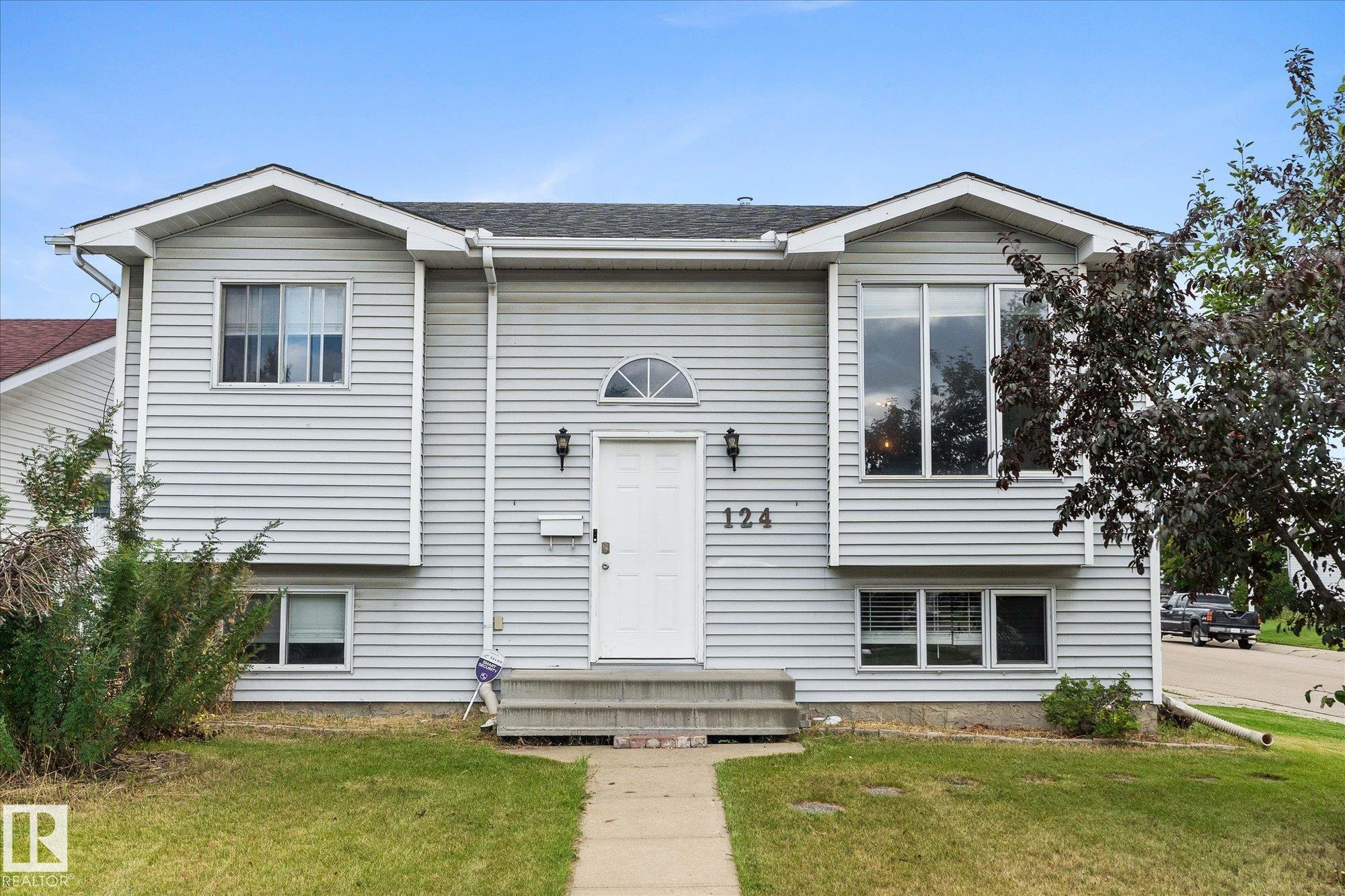 124 Klarvatten Rd NW, Edmonton, AB T5Z 2X4