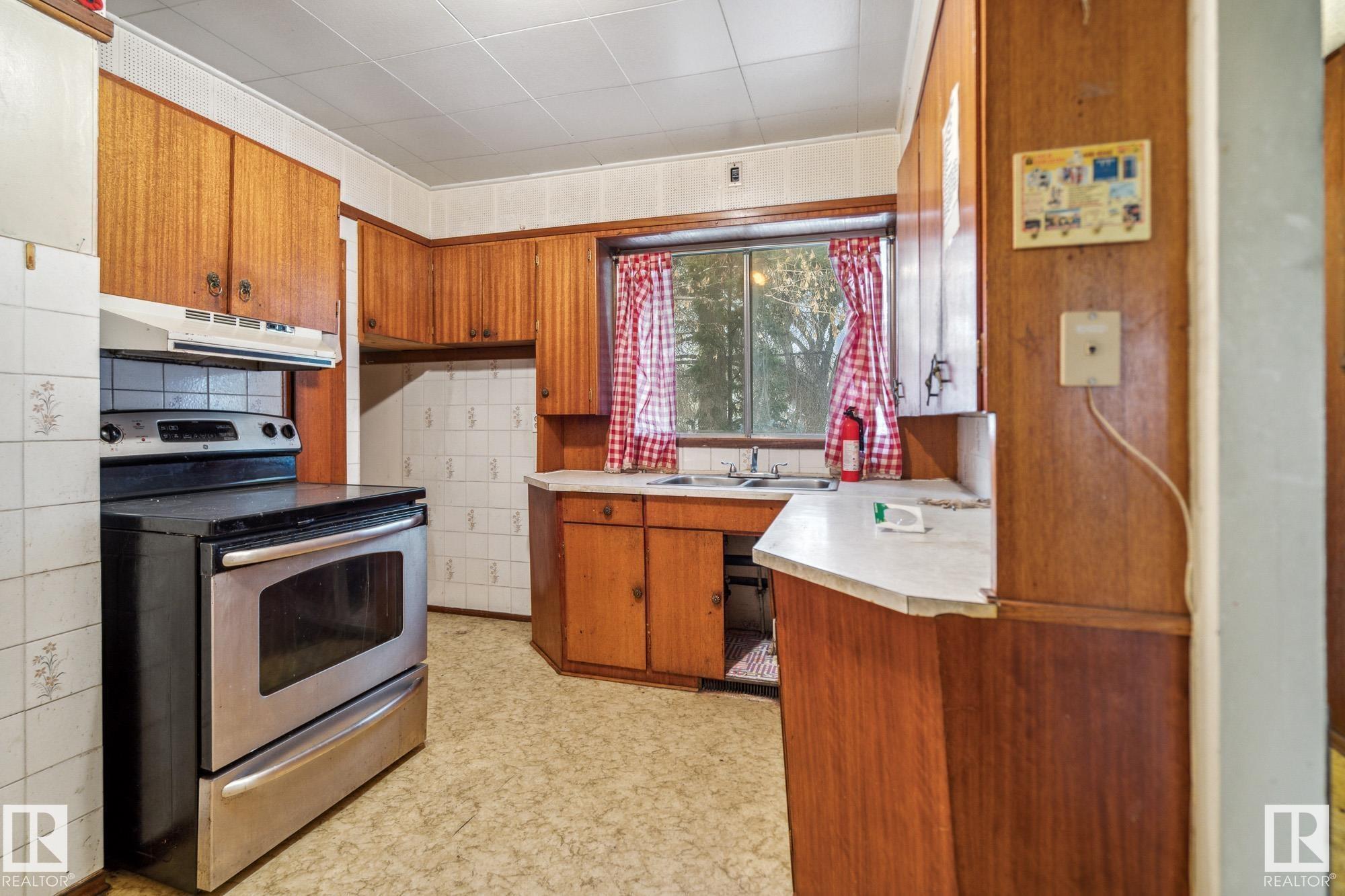 40 St Nw Unit 12125 St, Edmonton, AB T5W 2L4