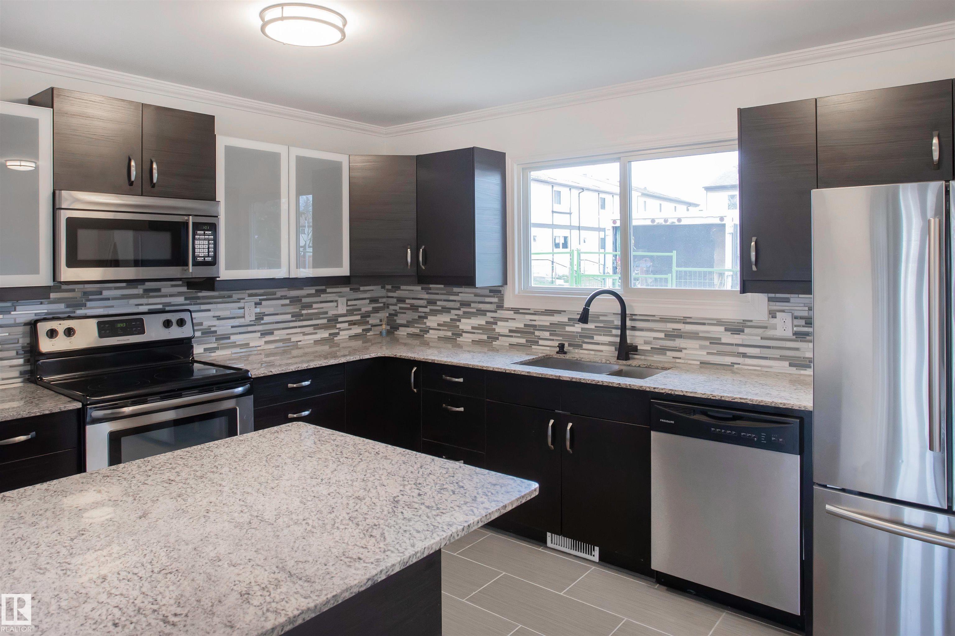 1270 Lakewood Rd W Rd NW, Edmonton, AB T6K 3P2