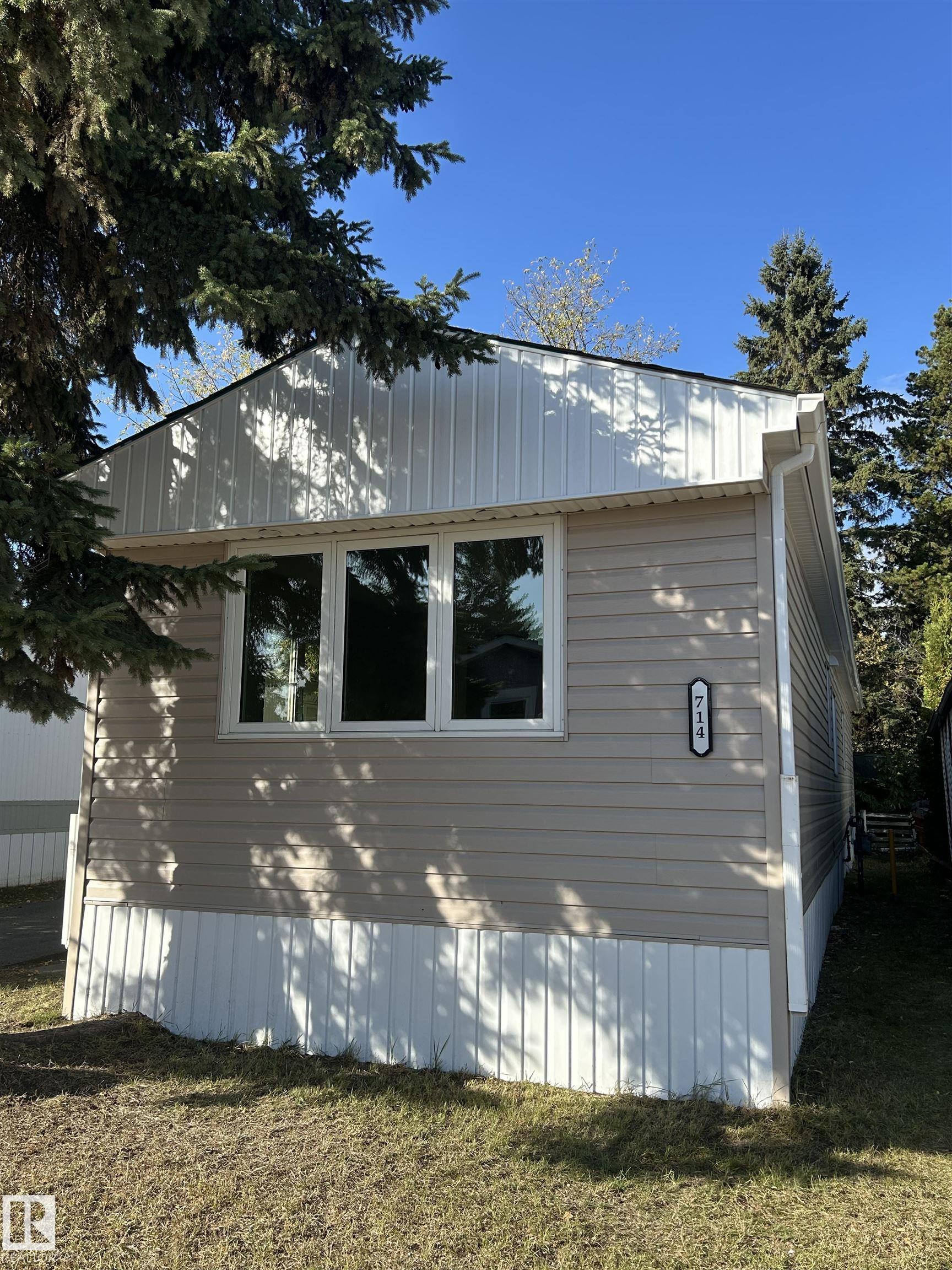 714 W Ridge Pl NW, Edmonton, AB T5S 1T5