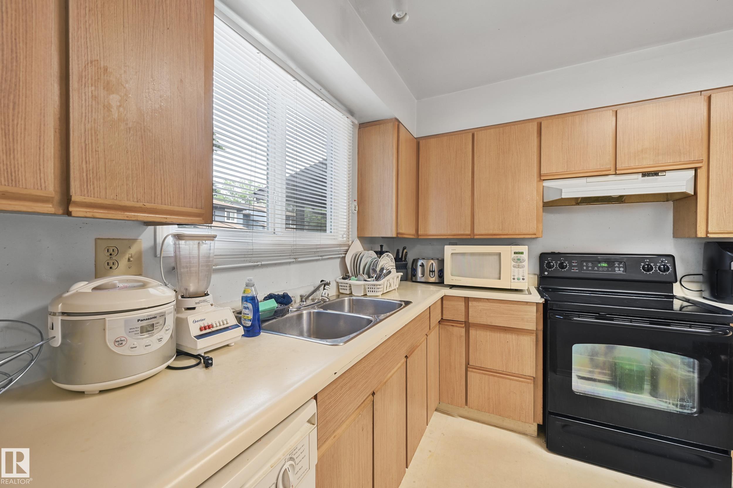 7604 29 Avenue Nw #unit 4, Edmonton, AB T6K 3Z2