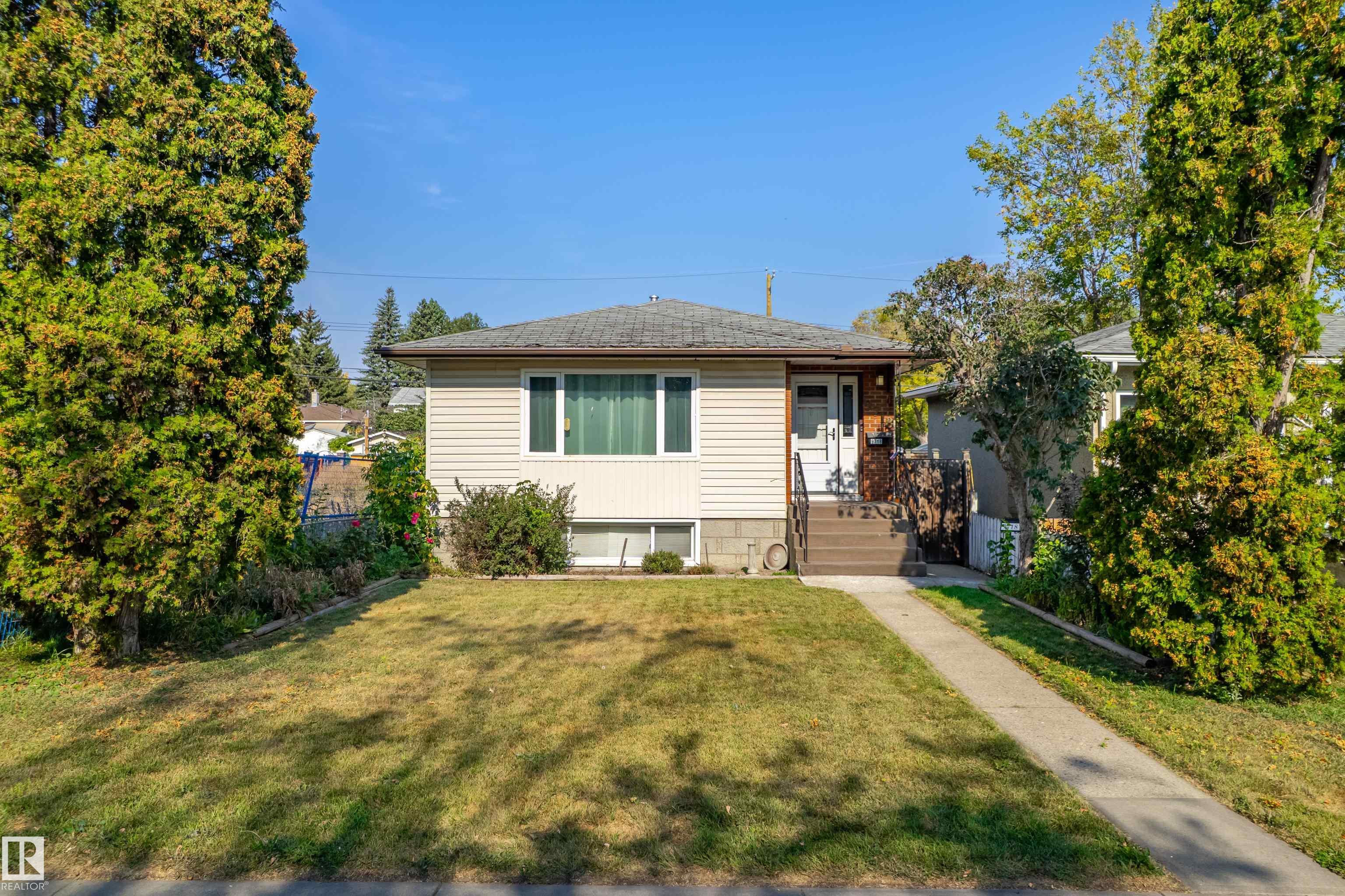 76 Av Nw Unit 9718 Ave, Edmonton, AB T6E 1K3