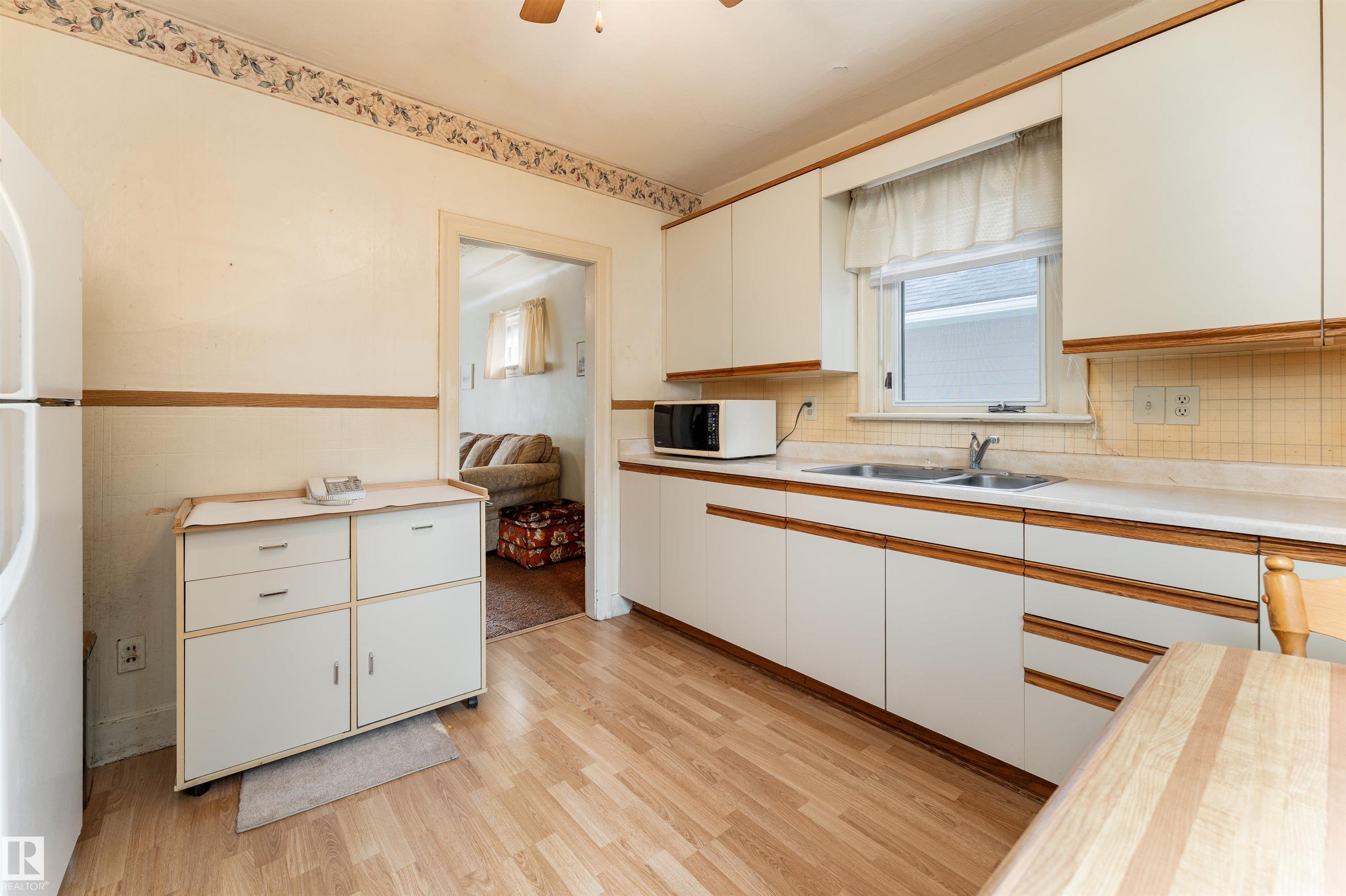 65 St Nw Unit 11438 St, Edmonton, AB T5W 4K8