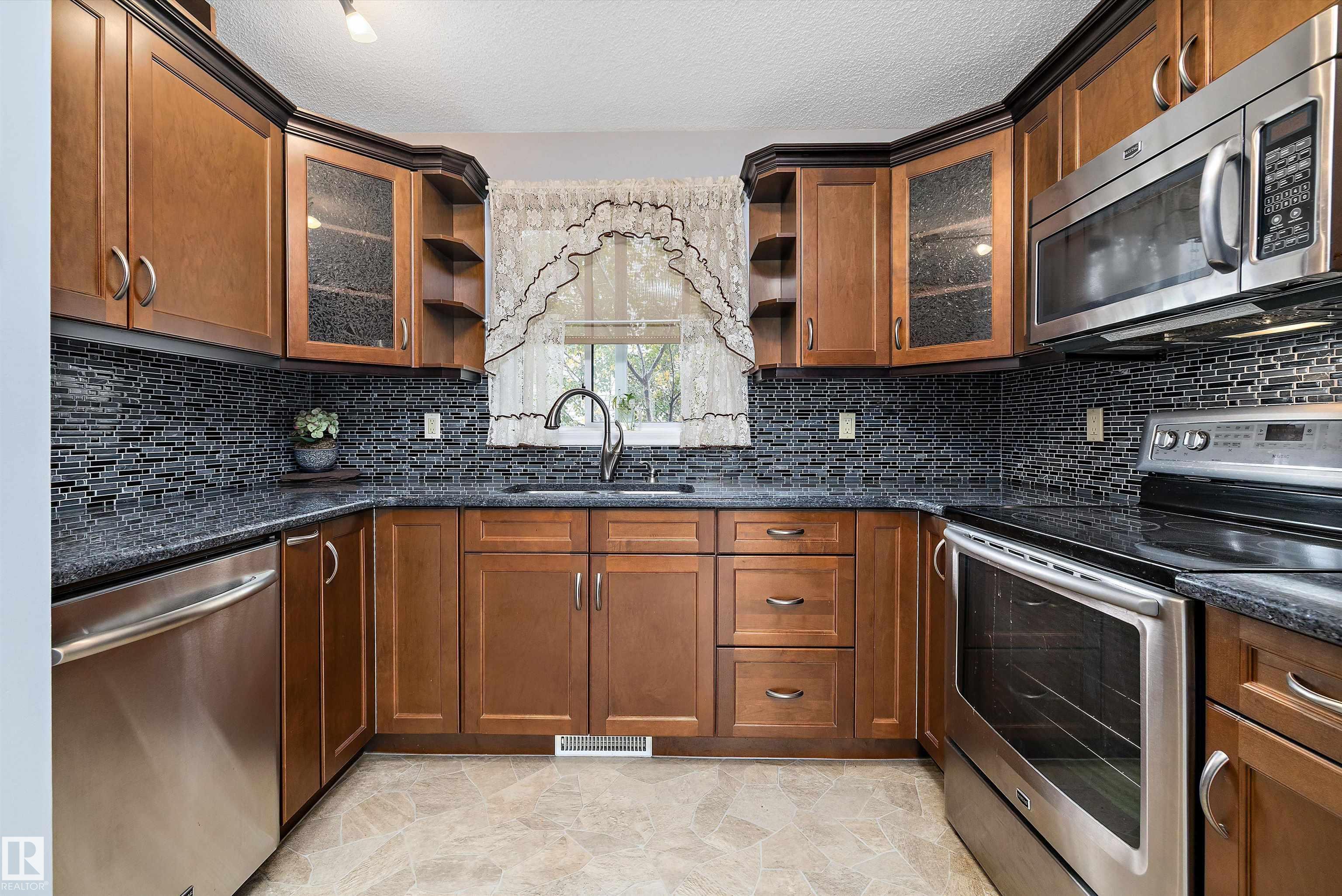 36 St Nw Unit 4420 St #a, Edmonton, AB T6L 6K5