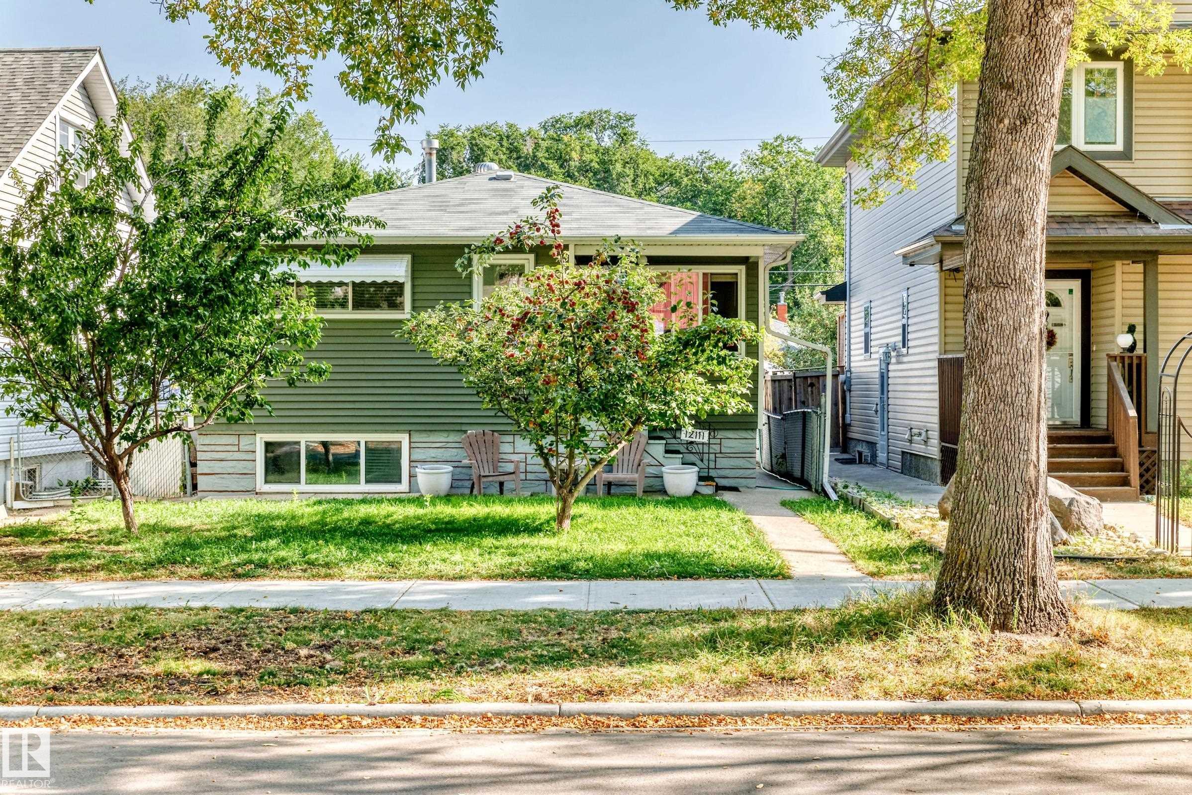 92 St Nw Unit 12111 St, Edmonton, AB T5G 1B1