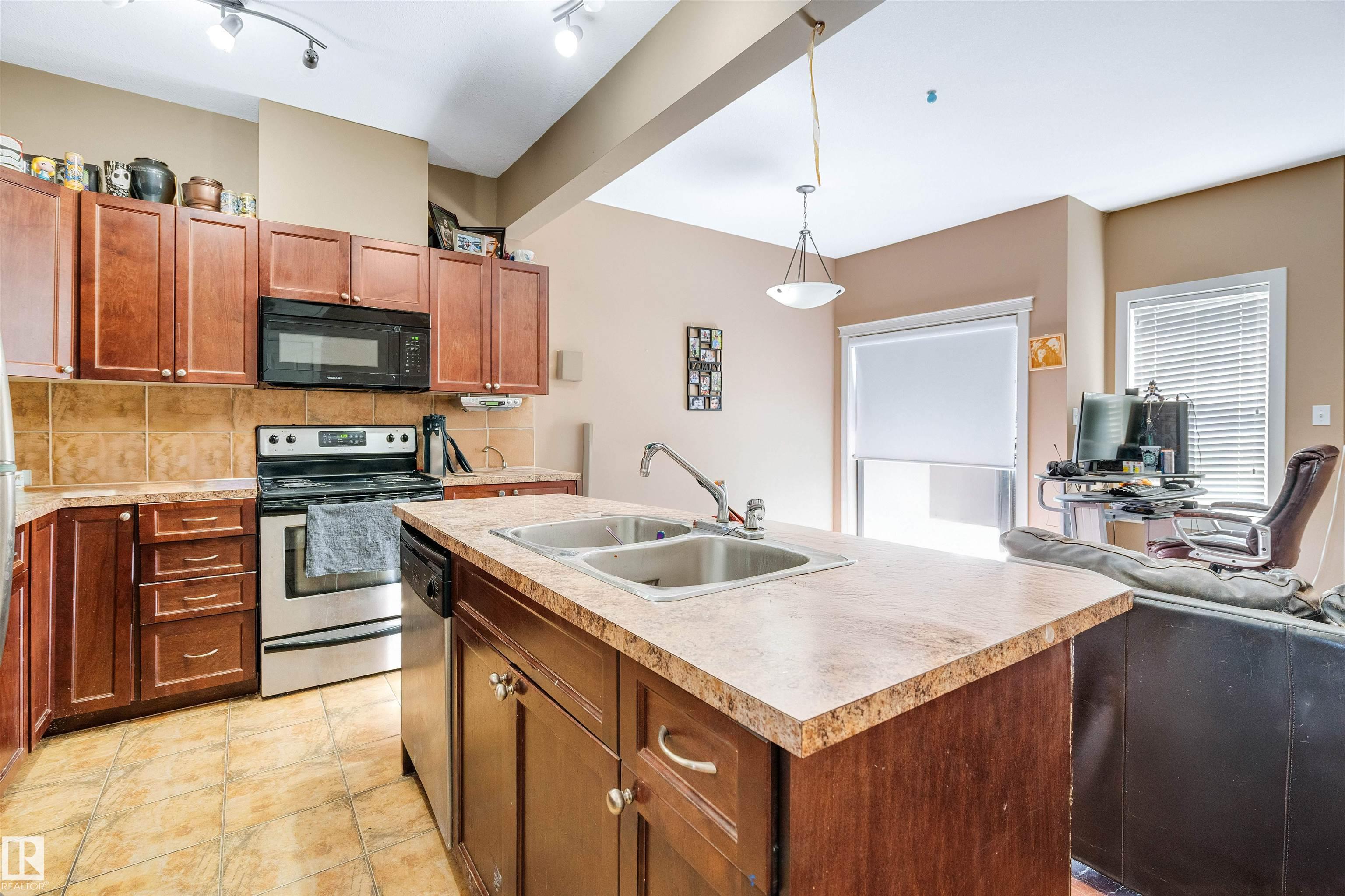 109 Sandstone Es Ests, Stony Plain, AB T7Z 0E2