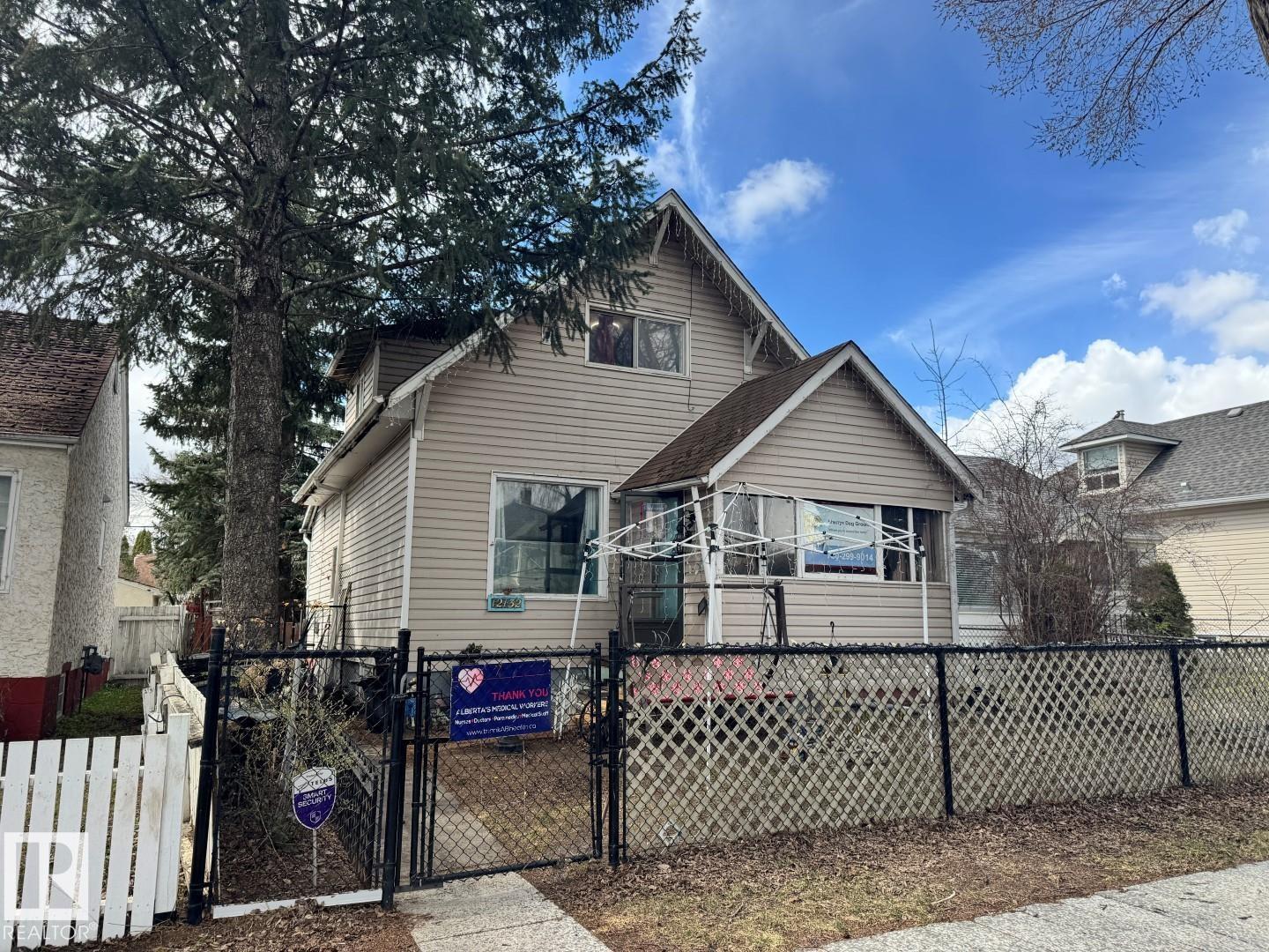 93 St Nw Unit 12132 St, Edmonton, AB T5G 1E8
