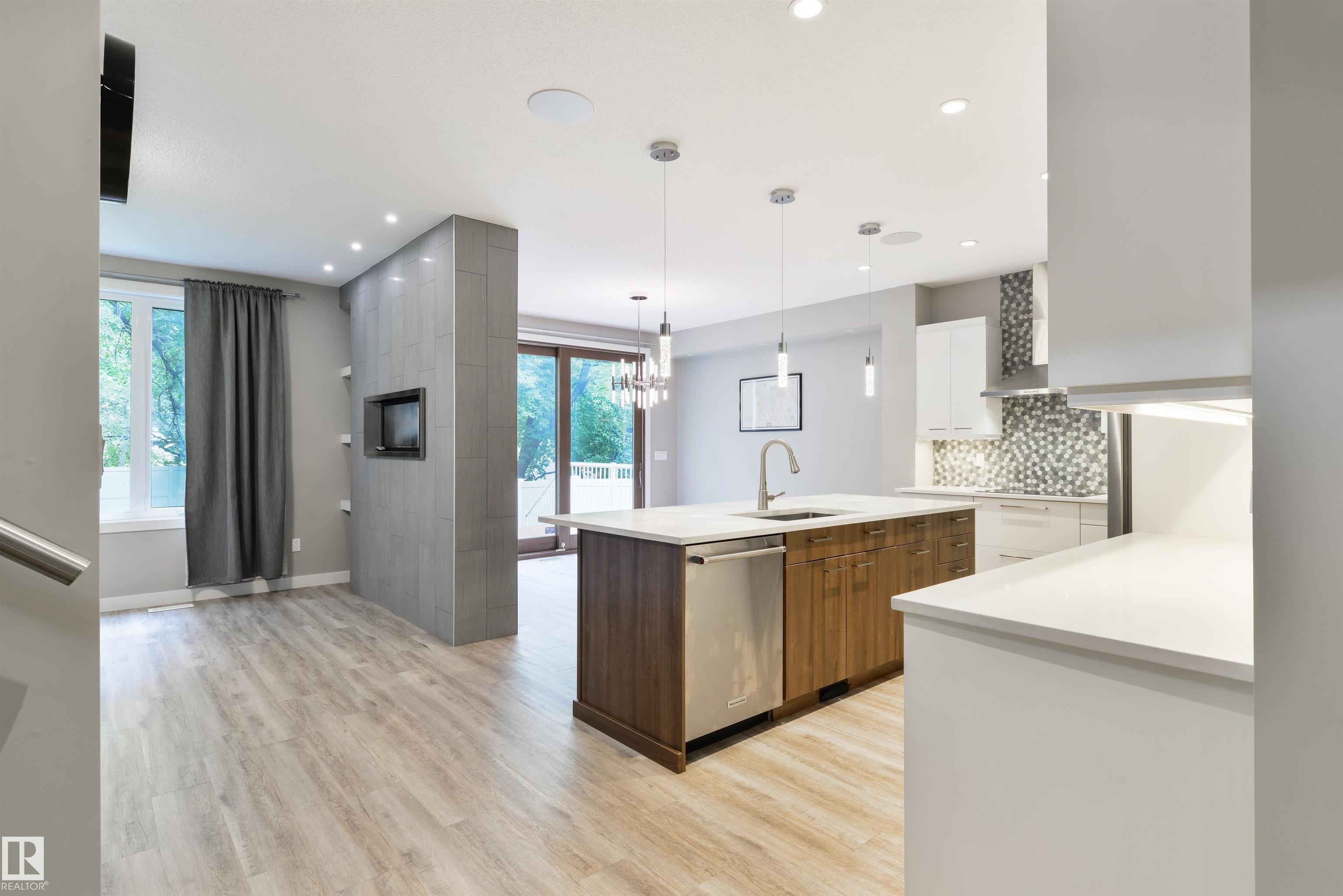 110 St Nw Unit 5410 St, Edmonton, AB T6H 3E1