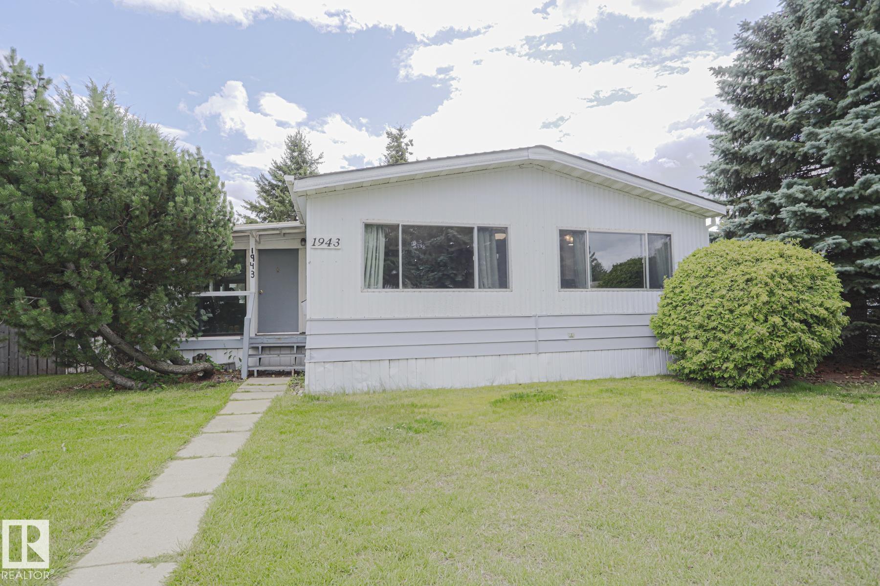 1943 W Royal Way NW, Edmonton, AB T5S 1T6