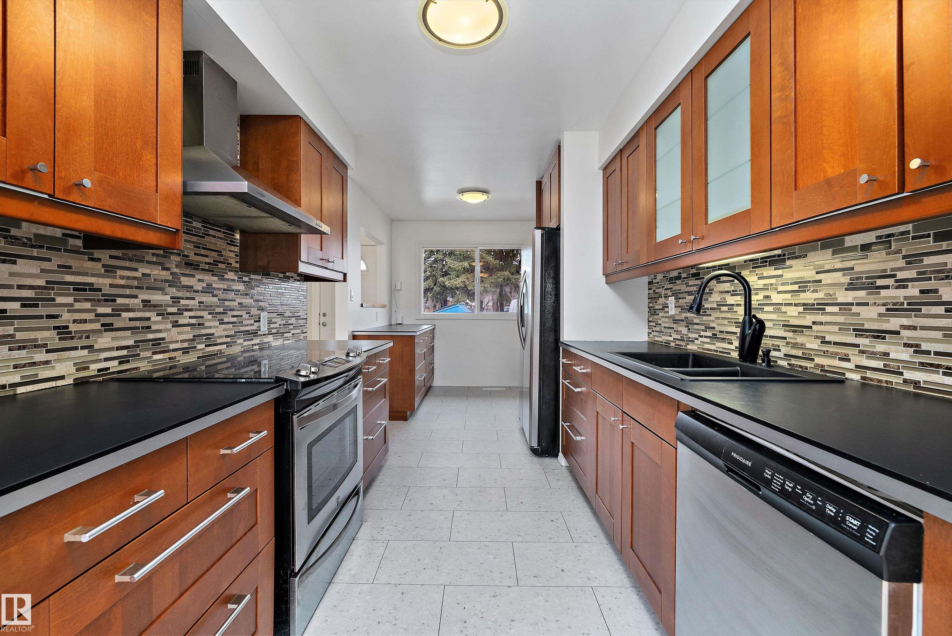 47 Royal Rd NW, Edmonton, AB T6J 2E7