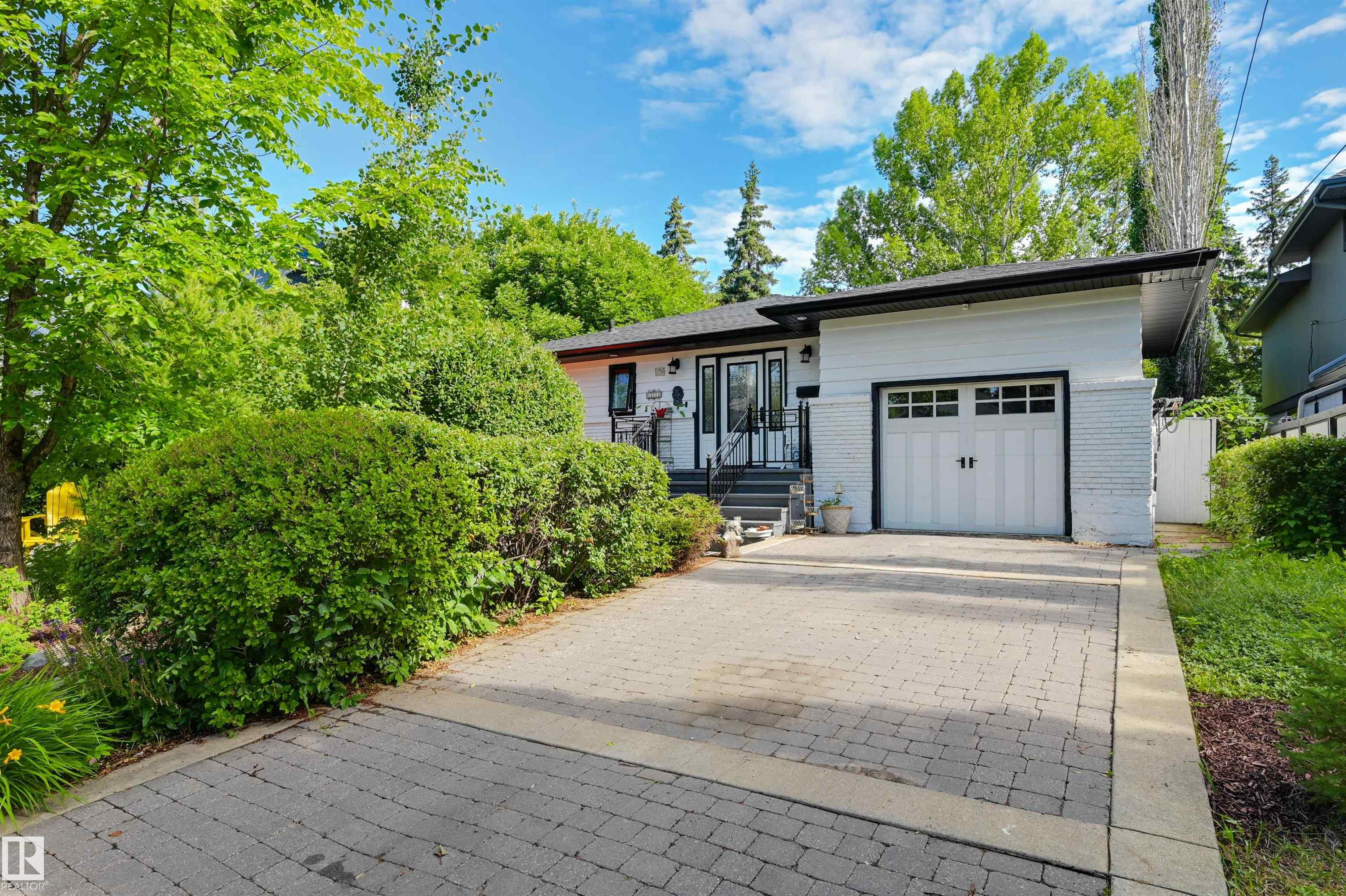 14712 Park Dr NW, Edmonton, AB T5R 5V4