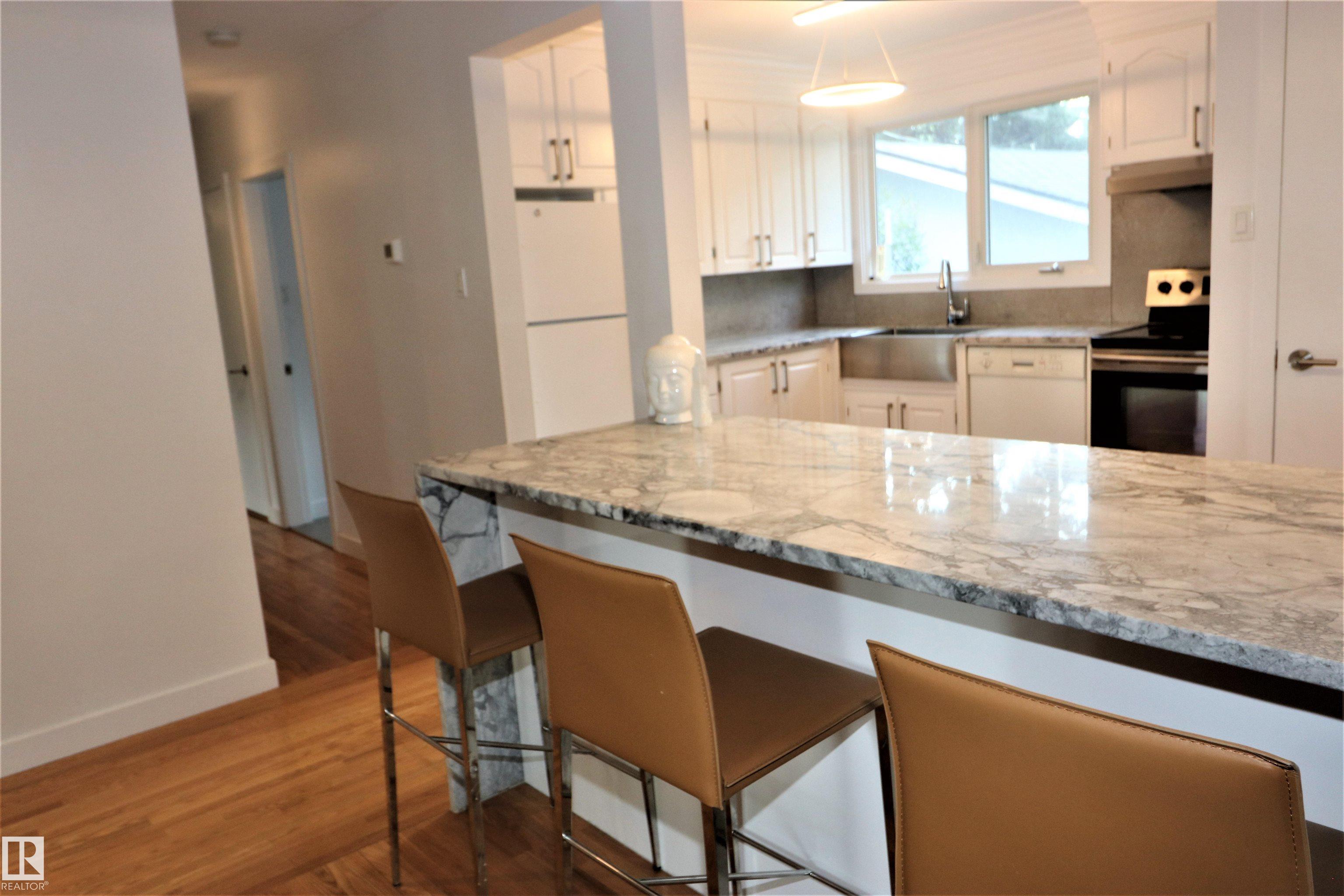 64 Av Nw Unit 8528 Ave, Edmonton, AB T6E 0H3