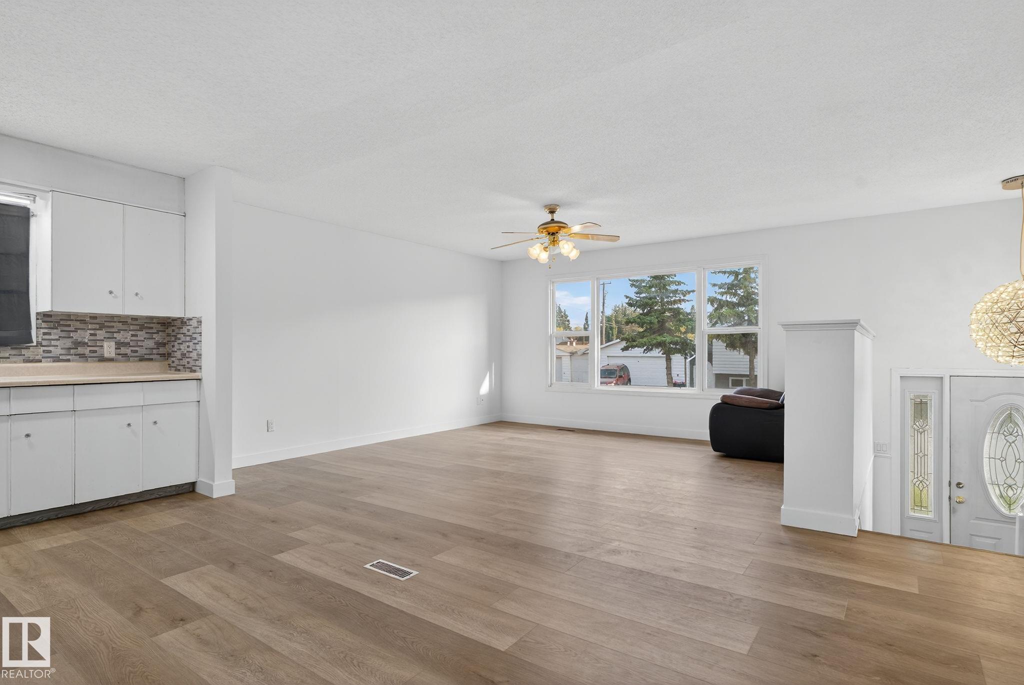 99 Av Nw Unit 15424 Ave, Edmonton, AB T5P 4K5