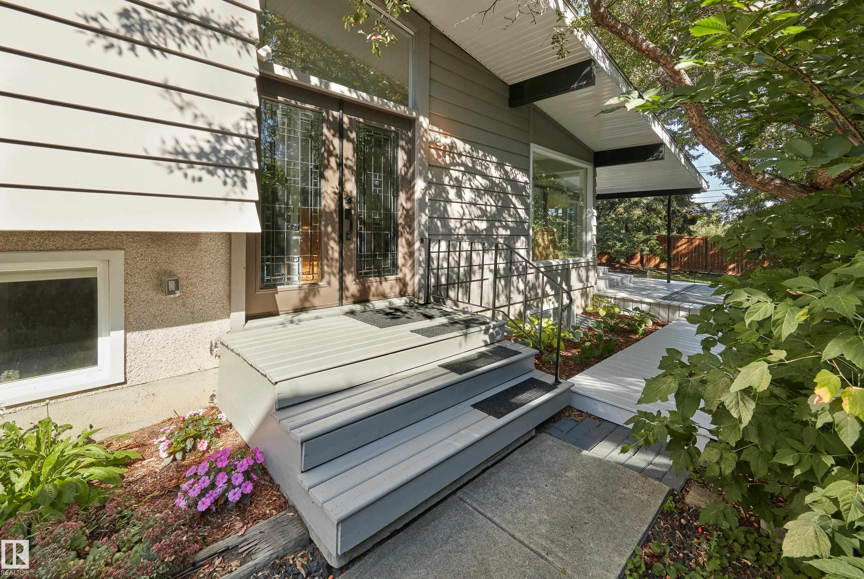 4063 Aspen Dr E Dr NW, Edmonton, AB T6J 2A7