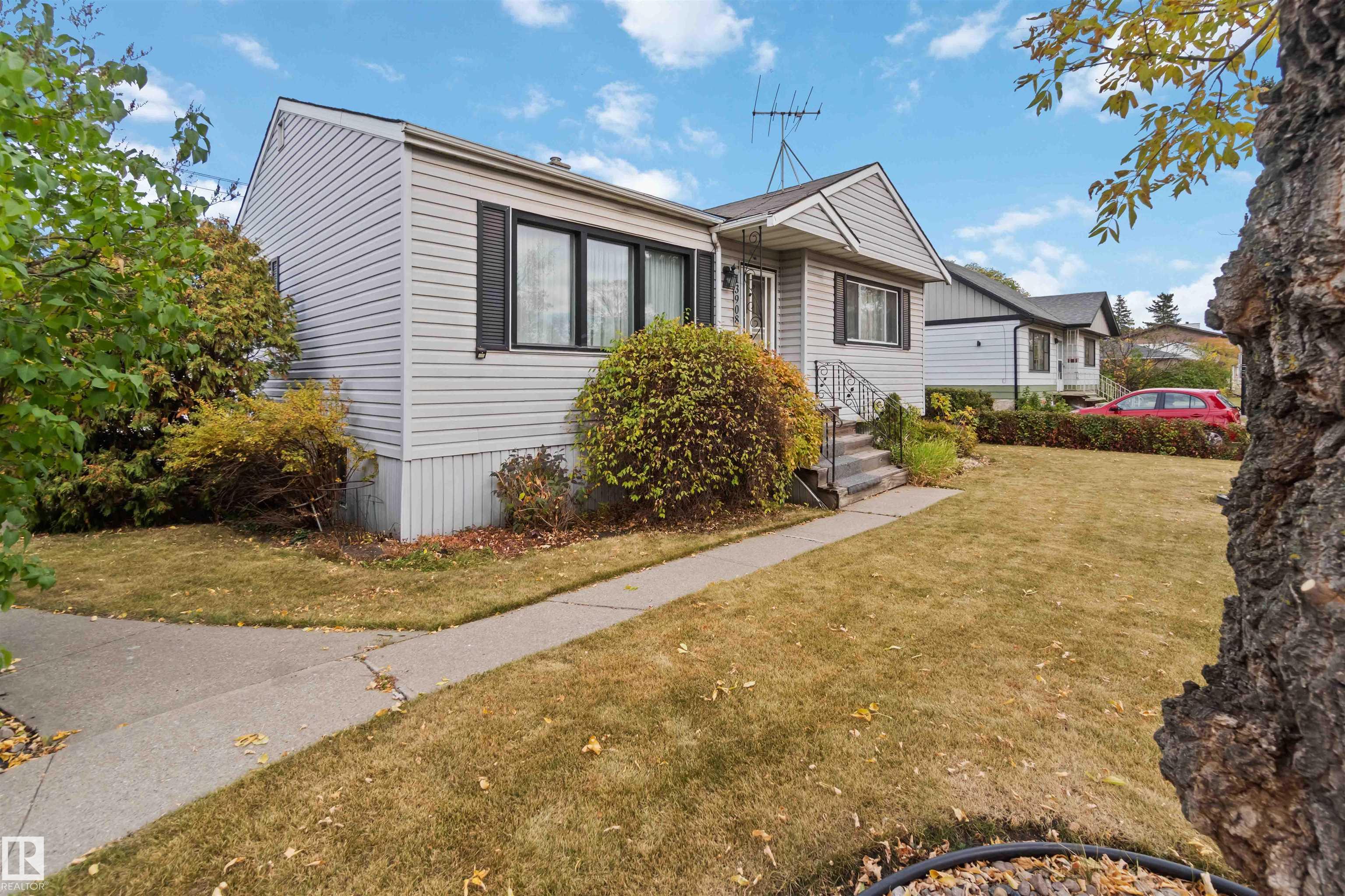 115 Av Nw Unit 13908 Ave, Edmonton, AB T5M 3B4