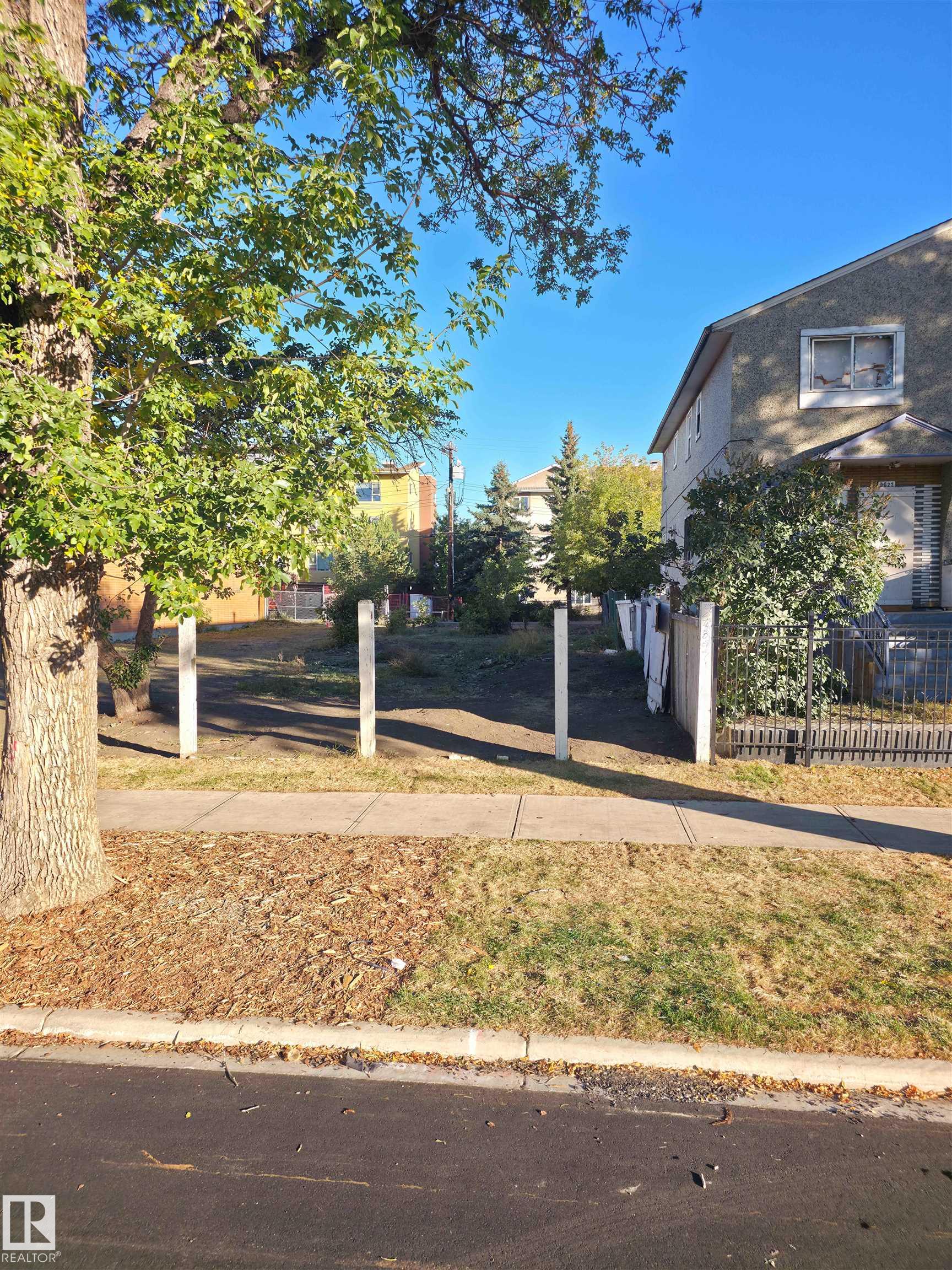 105 Av Nw Unit 9626 Ave #a, Edmonton, AB T5H 0M4
