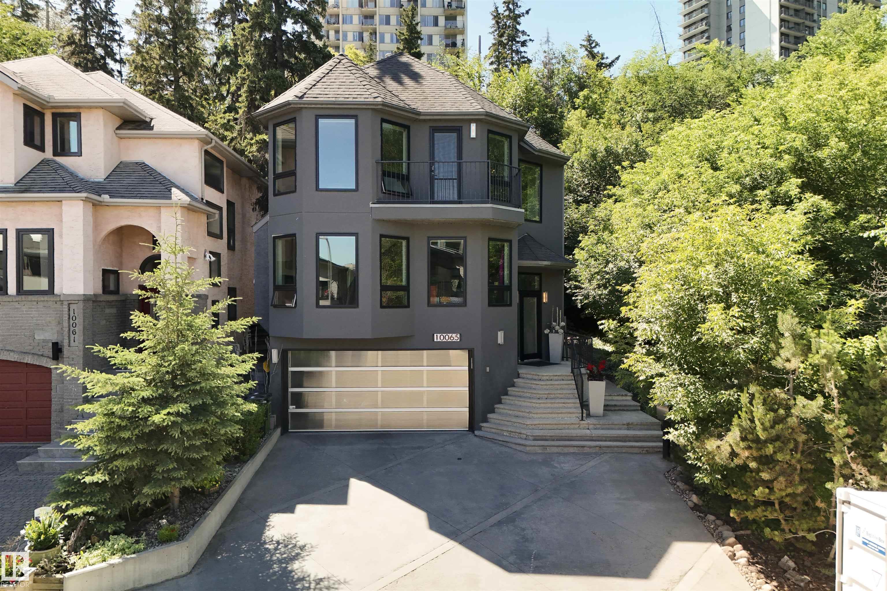 90 Av Nw Unit 10065 Ave, Edmonton, AB T6E 4X2