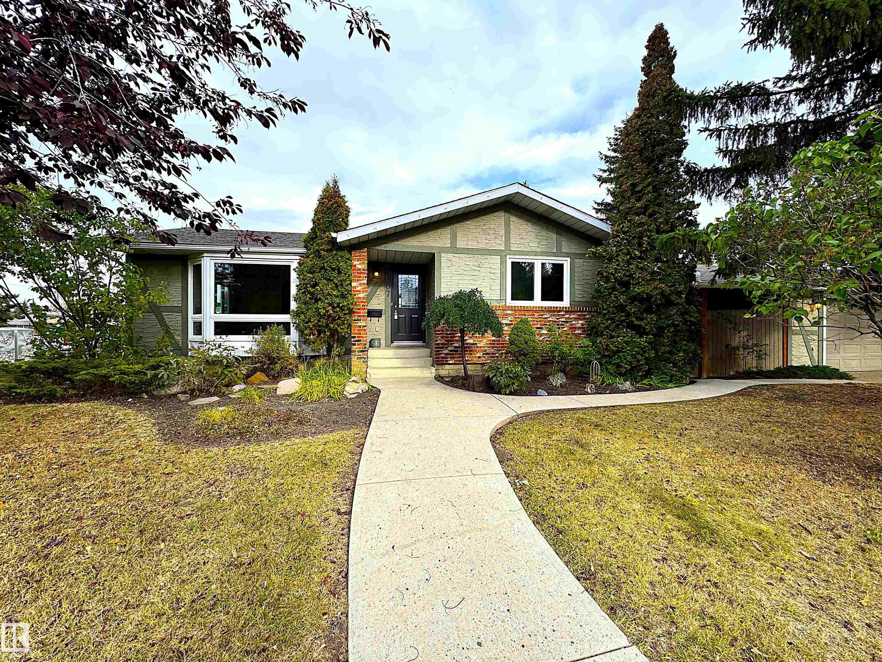 104 St Nw Unit 3607 St, Edmonton, AB T6J 2J8