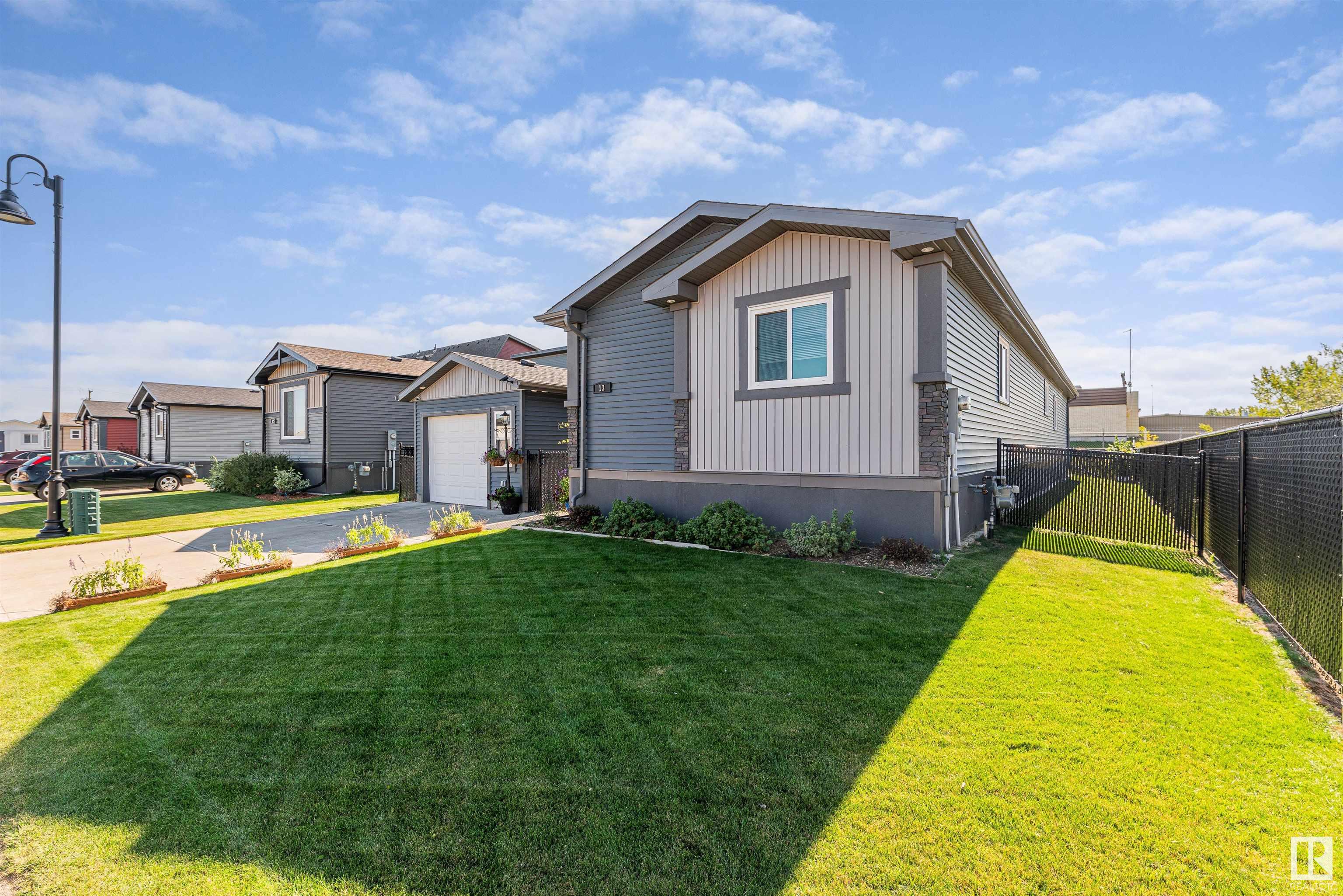 13 Laurel Dr, Morinville, AB T8R 2P7