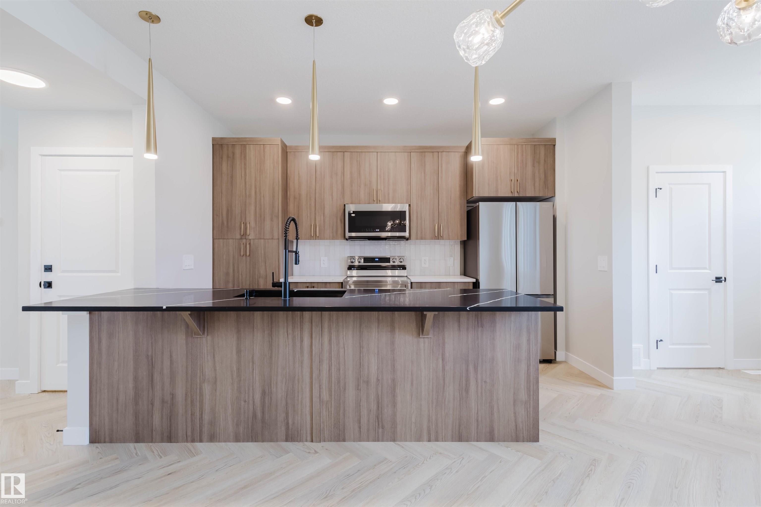 2138 Crossbill Ln NW, Edmonton, AB T5S 0W4