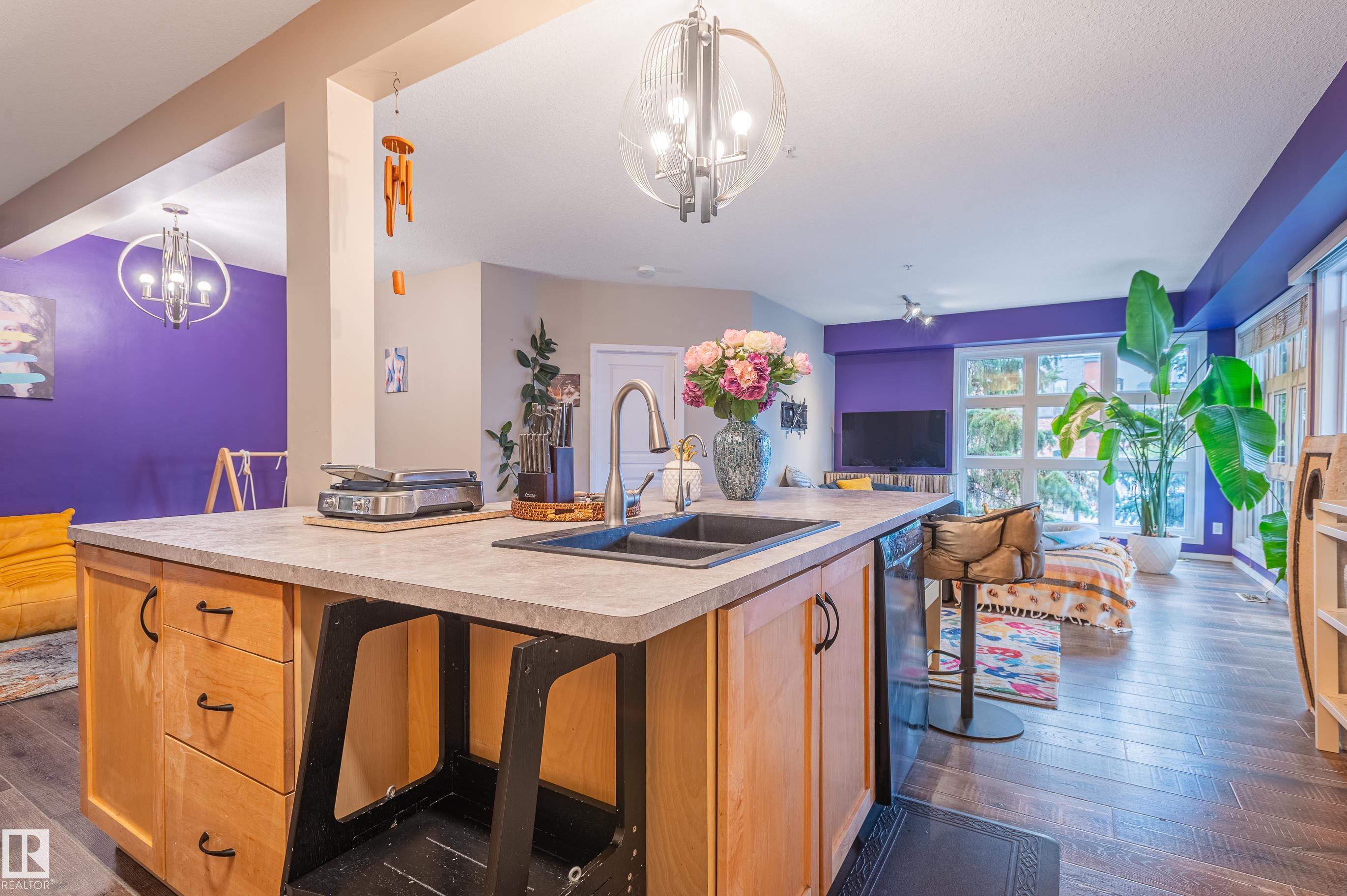 10411 122 Street Northwest #216, Edmonton, AB T5N 4C2