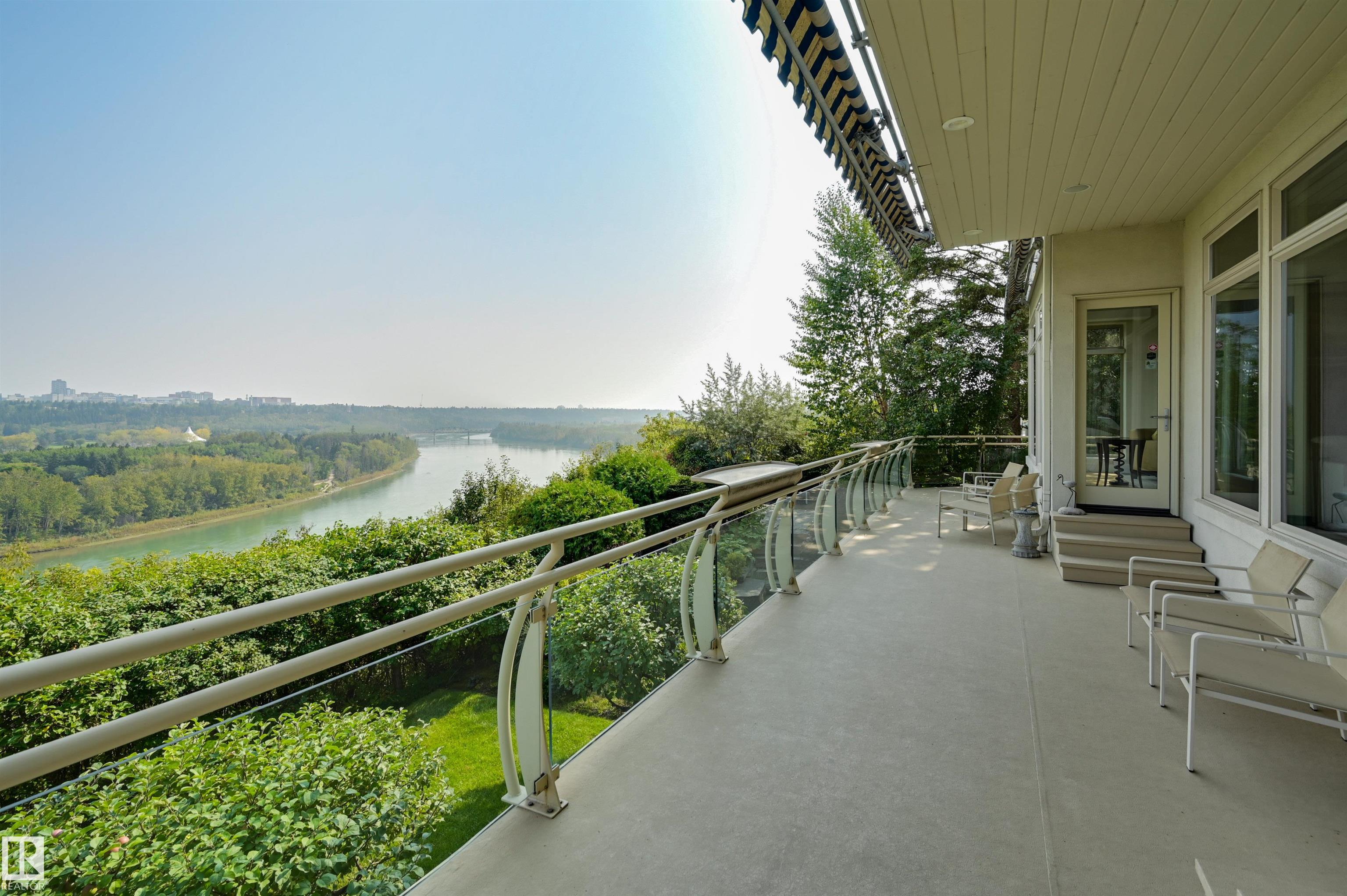 28 Riverside Cr Cres NW, Edmonton, AB T5N 3M5
