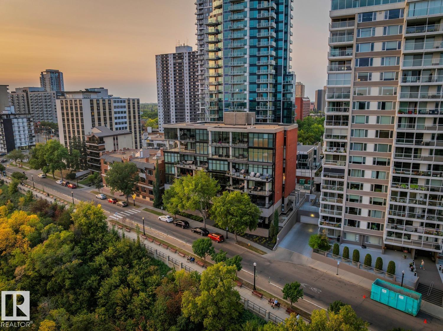 11930 100 Avenue Northwest #101, Edmonton, AB T5K 0K5