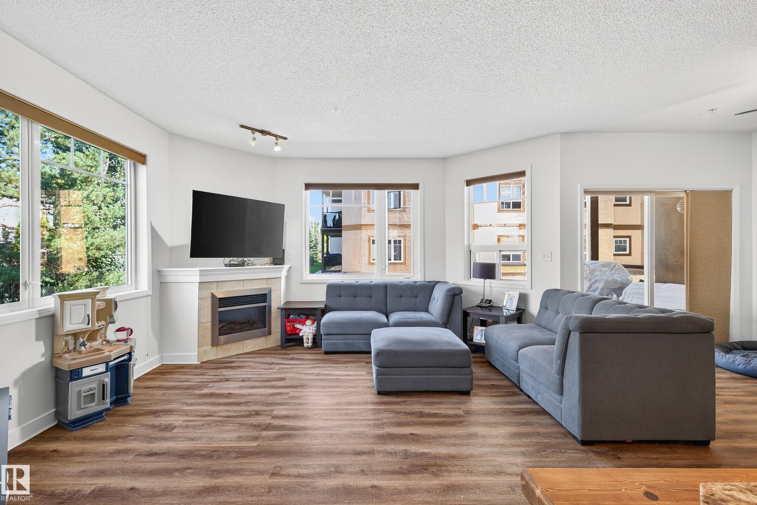 2035 Grantham Court Northwest #111, Edmonton, AB T5T 3X4