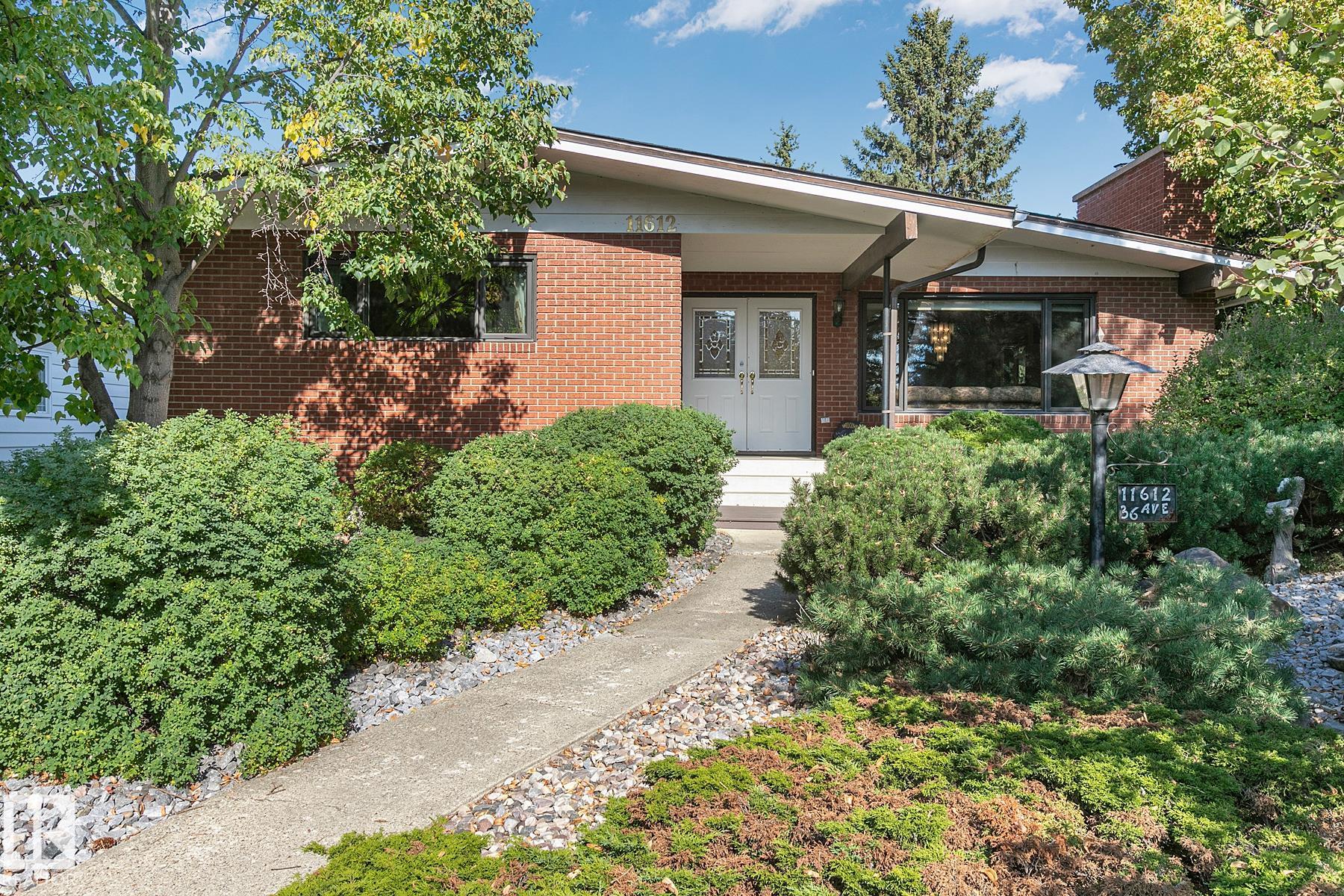 36 Av Nw Unit 11612 Ave, Edmonton, AB T6J 0C7