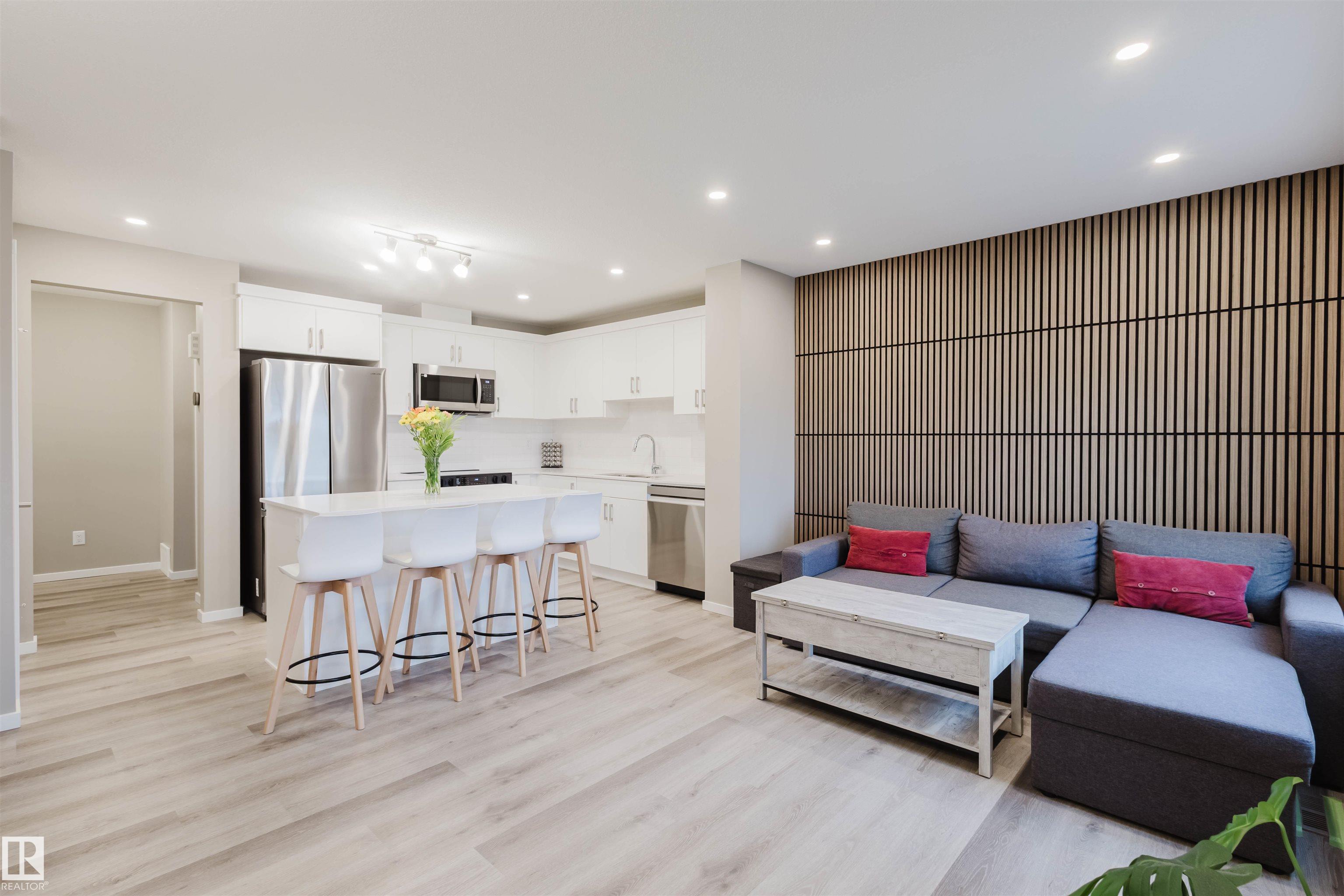 19 Av Nw Unit 20808 Ave, Edmonton, AB T6M 1R5