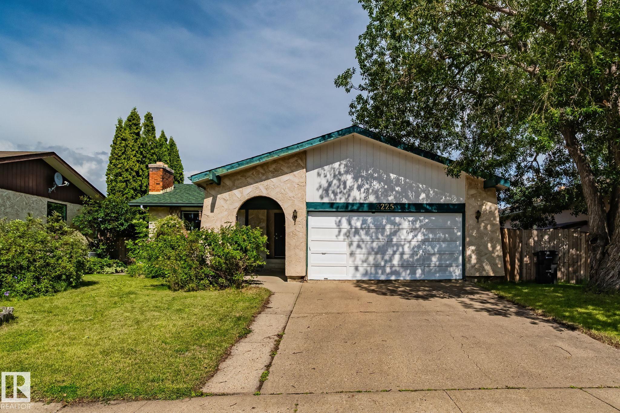 108 St Nw Unit 3225 St, Edmonton, AB T6J 3C9