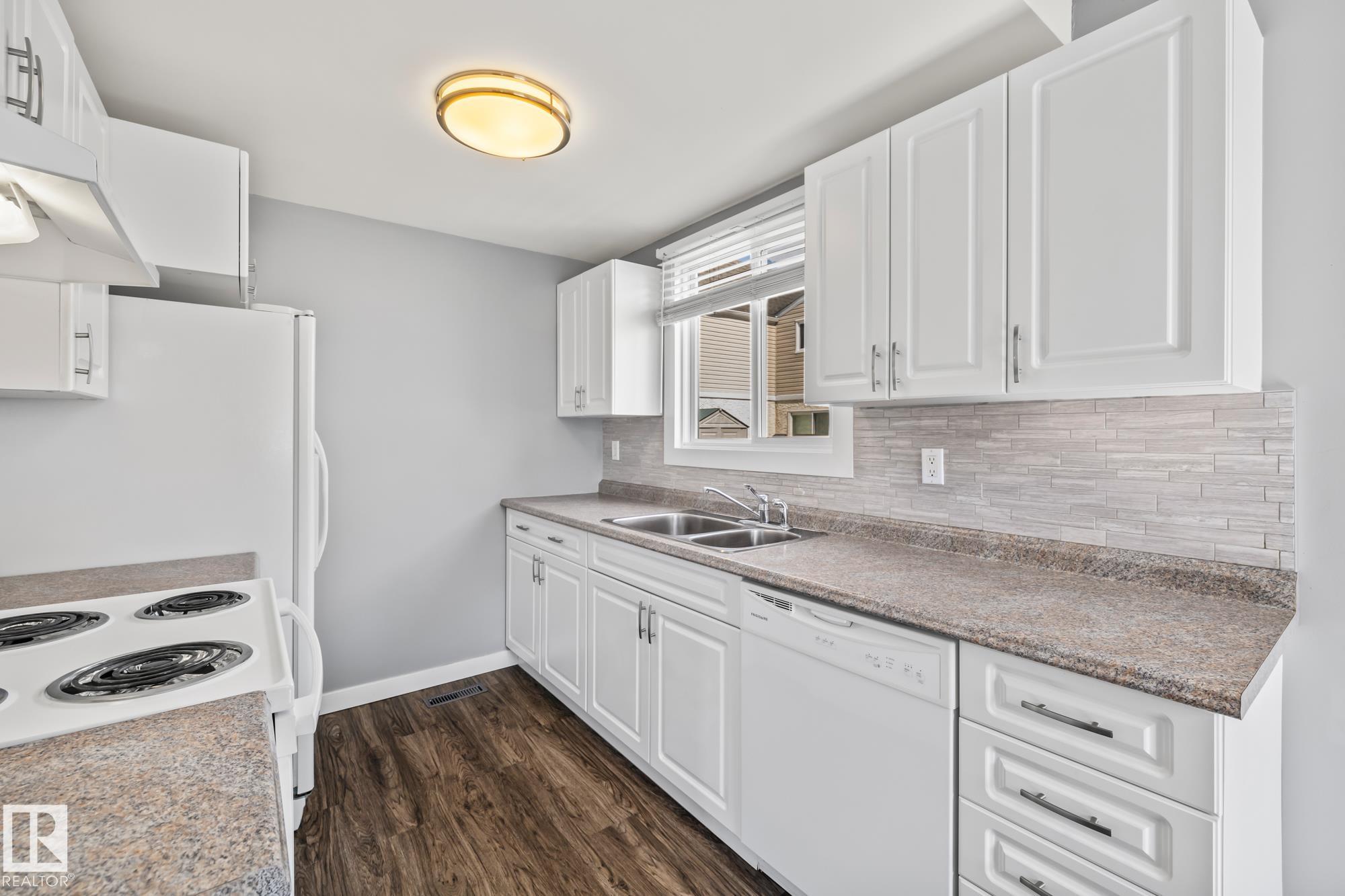 2 Clareview Vg Vlg NW #b, Edmonton, AB T5A 3P2