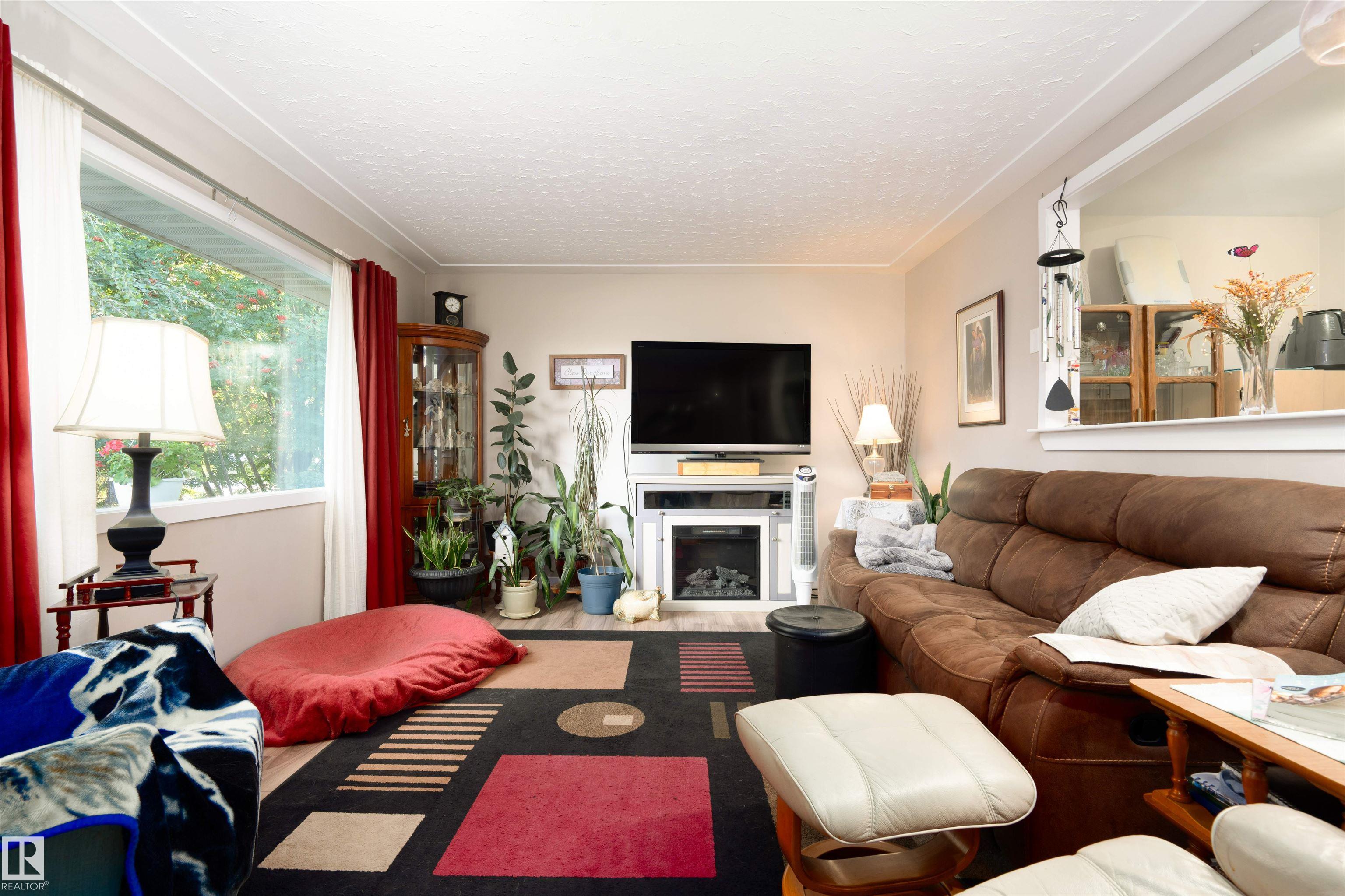 136 Av Nw Unit 10324 Ave, Edmonton, AB T5E 1W1