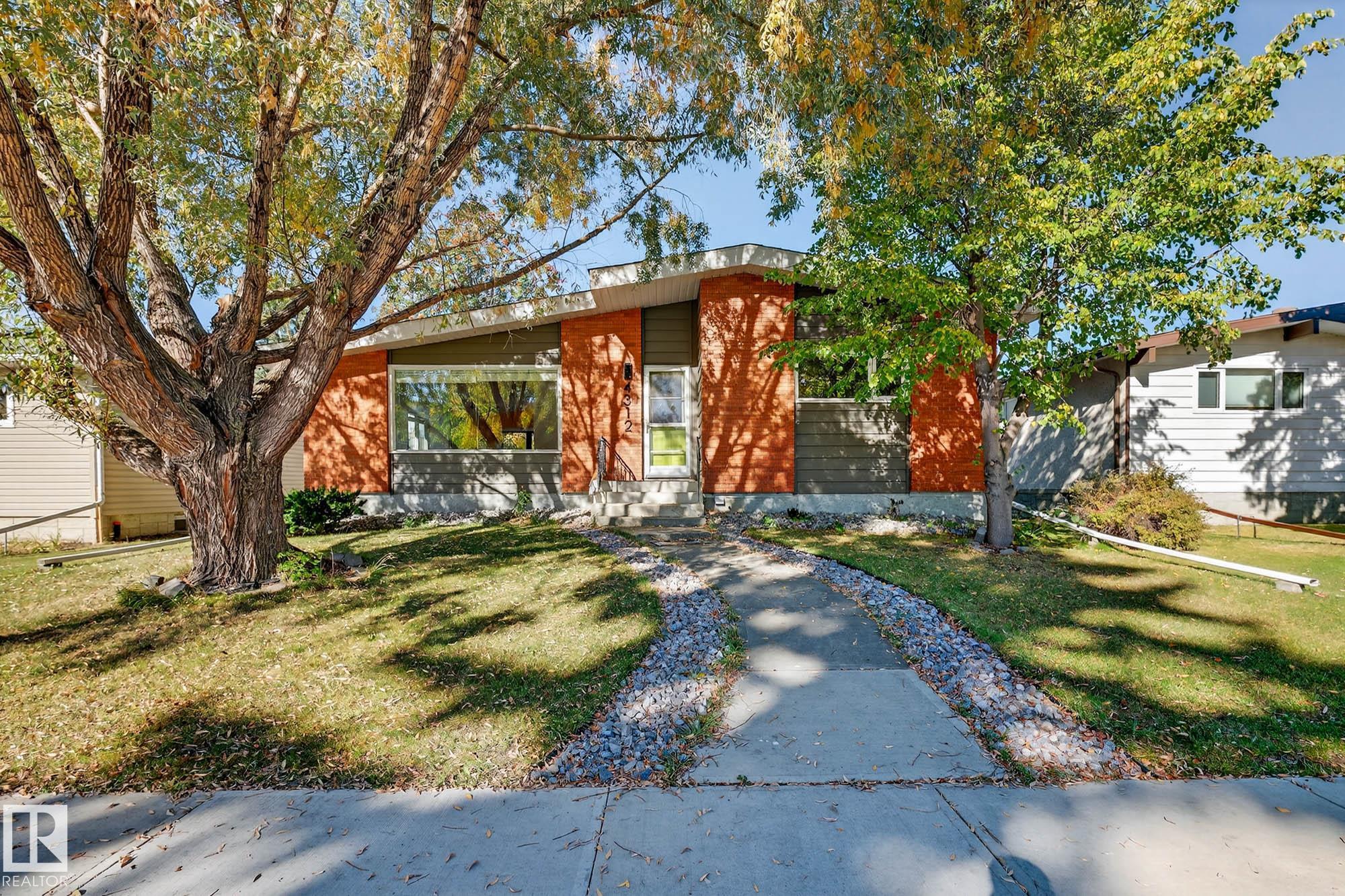 117 St Nw Unit 4312 St, Edmonton, AB T6J 1T8
