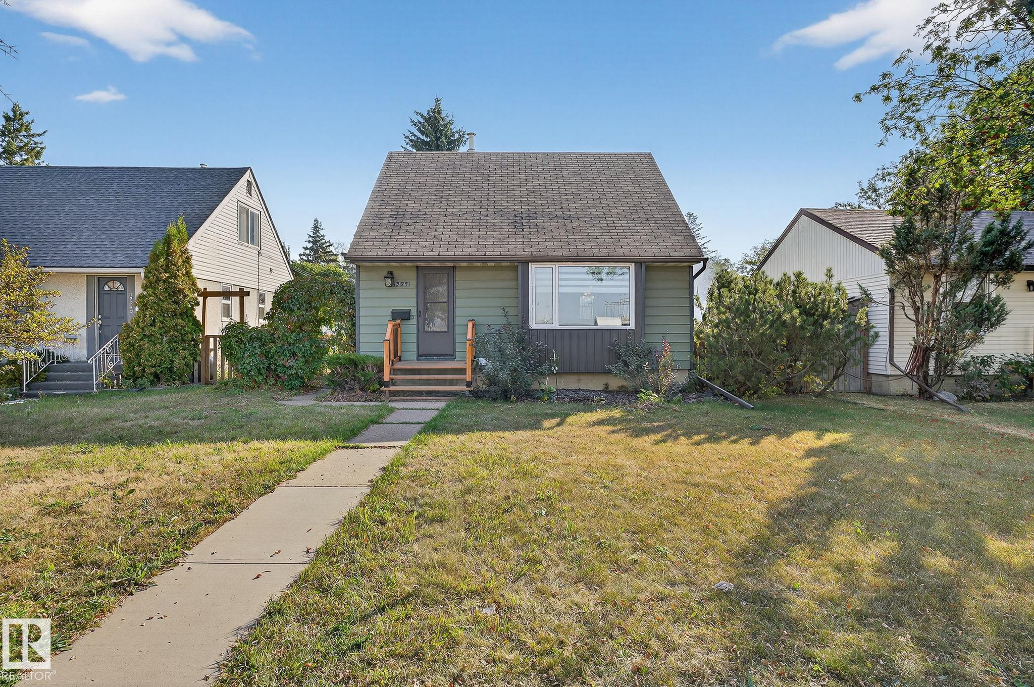 107 St Nw Unit 12231 St, Edmonton, AB T5G 2S9
