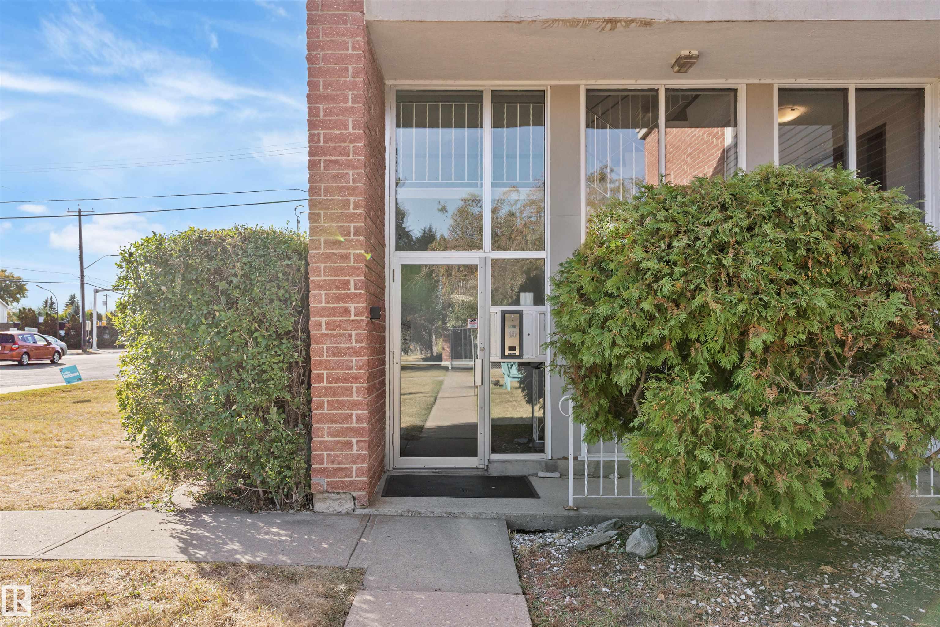 7816 106 Avenue Northwest #104, Edmonton, AB T6A 1H5
