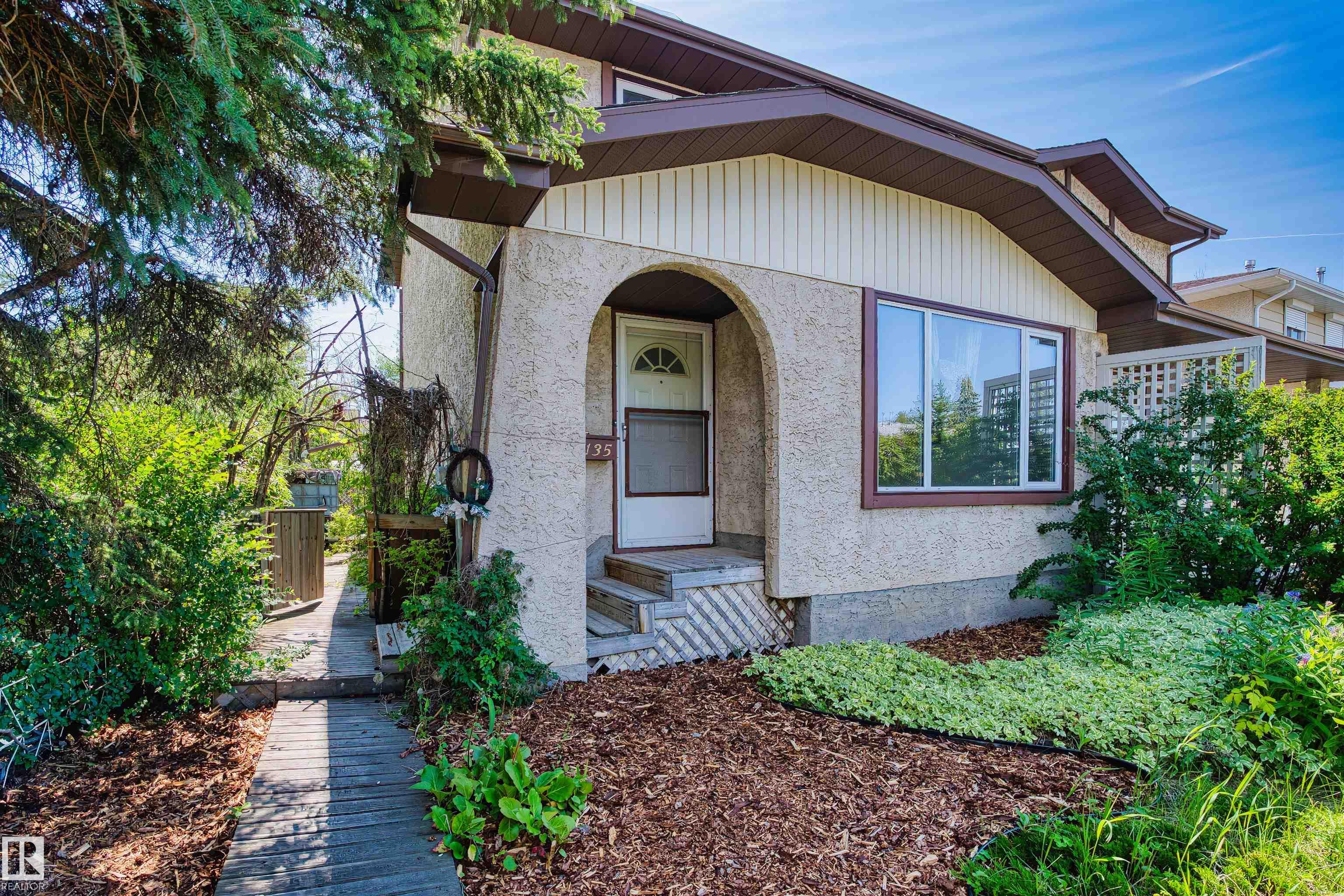 26 Av Nw Unit 11135 Ave, Edmonton, AB T6J 5M7