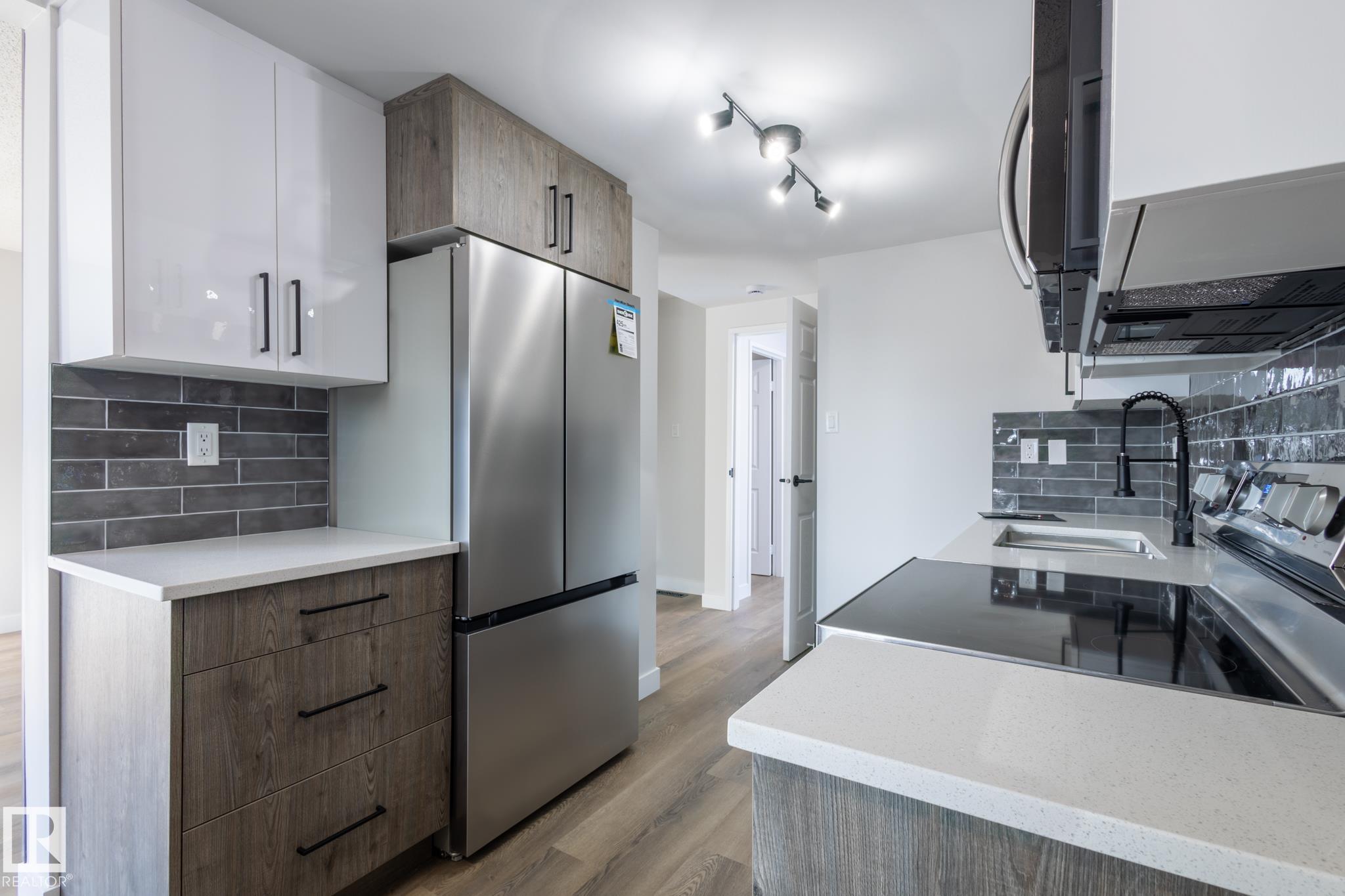 62 Amberly Co Ct NW, Edmonton, AB T5A 0H9