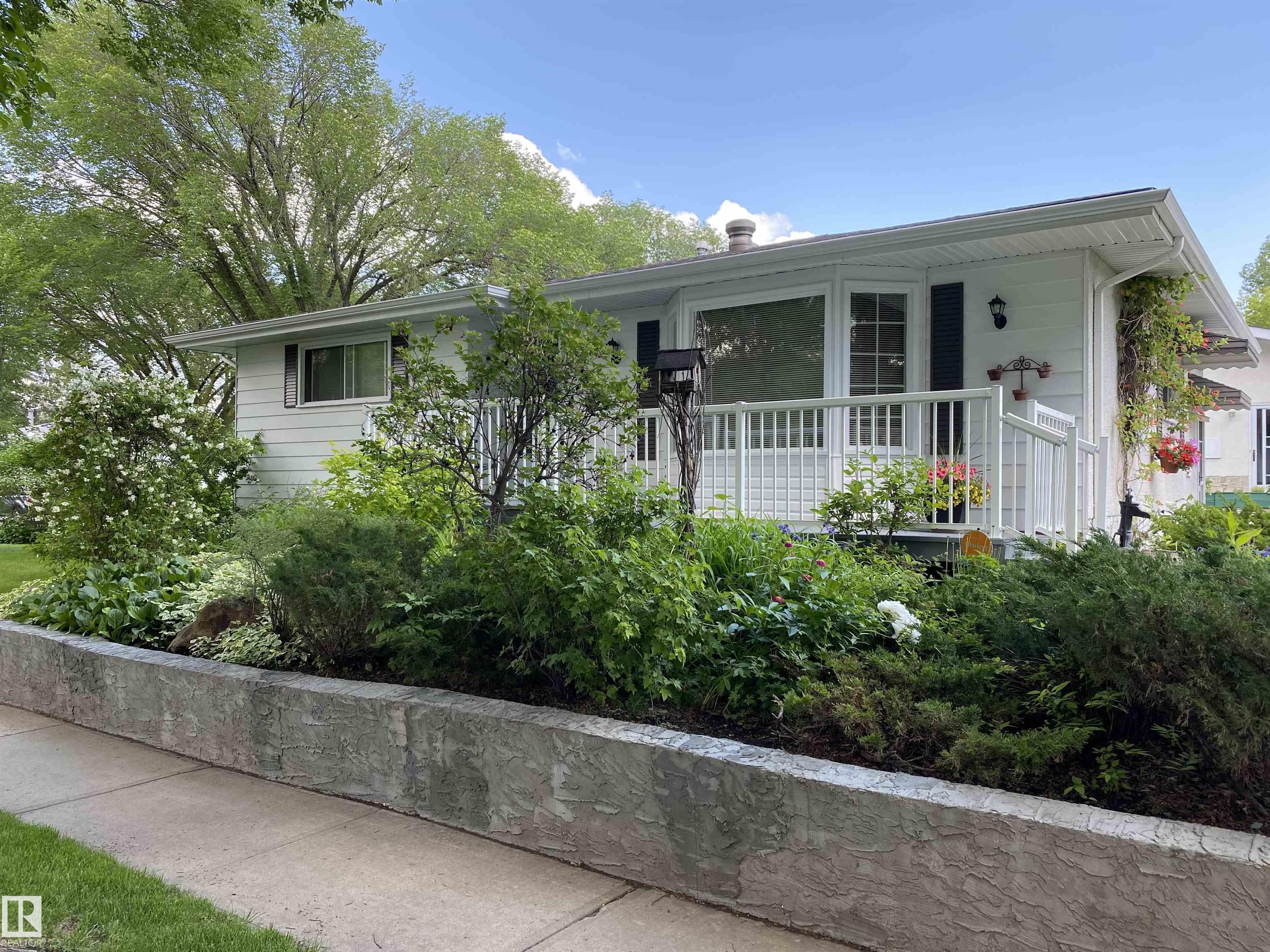 9 Burnham Ave, St. Albert, AB T8N 0A8