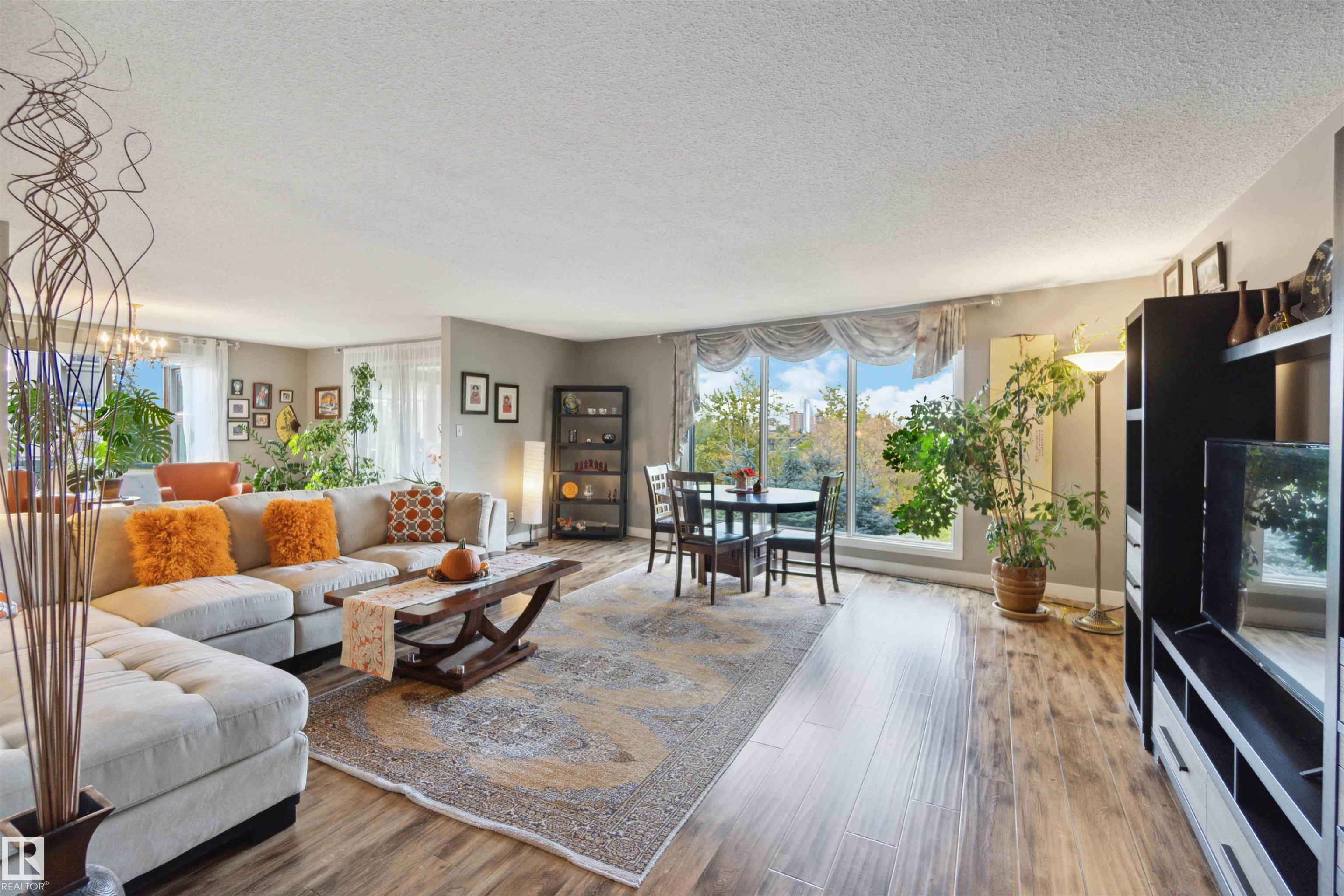107 St Nw Unit 8707 St, Edmonton, AB T6E 5J5